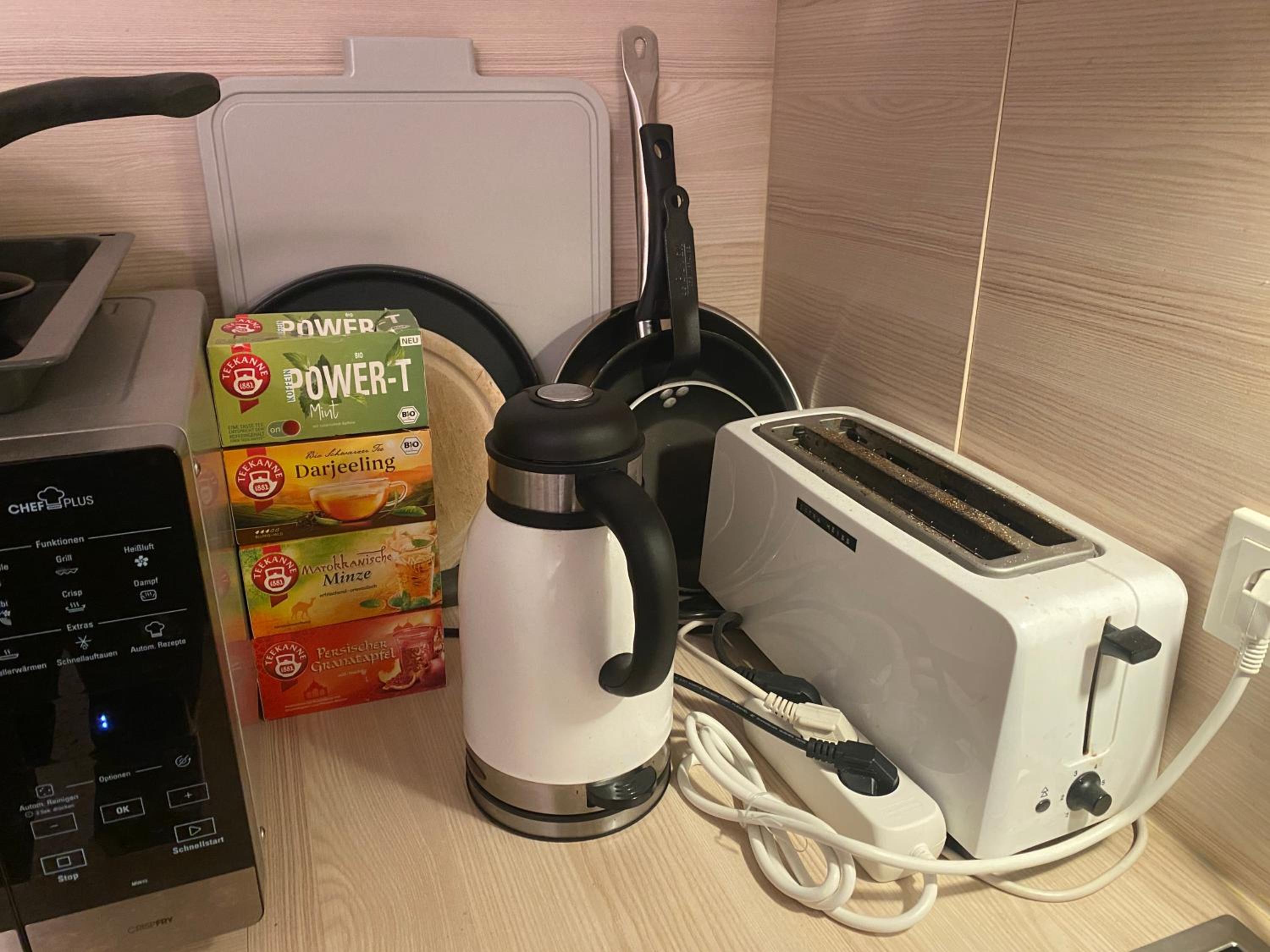Shared apartment in former hotel, near train station, fully equipped kitchen with washer-dryer