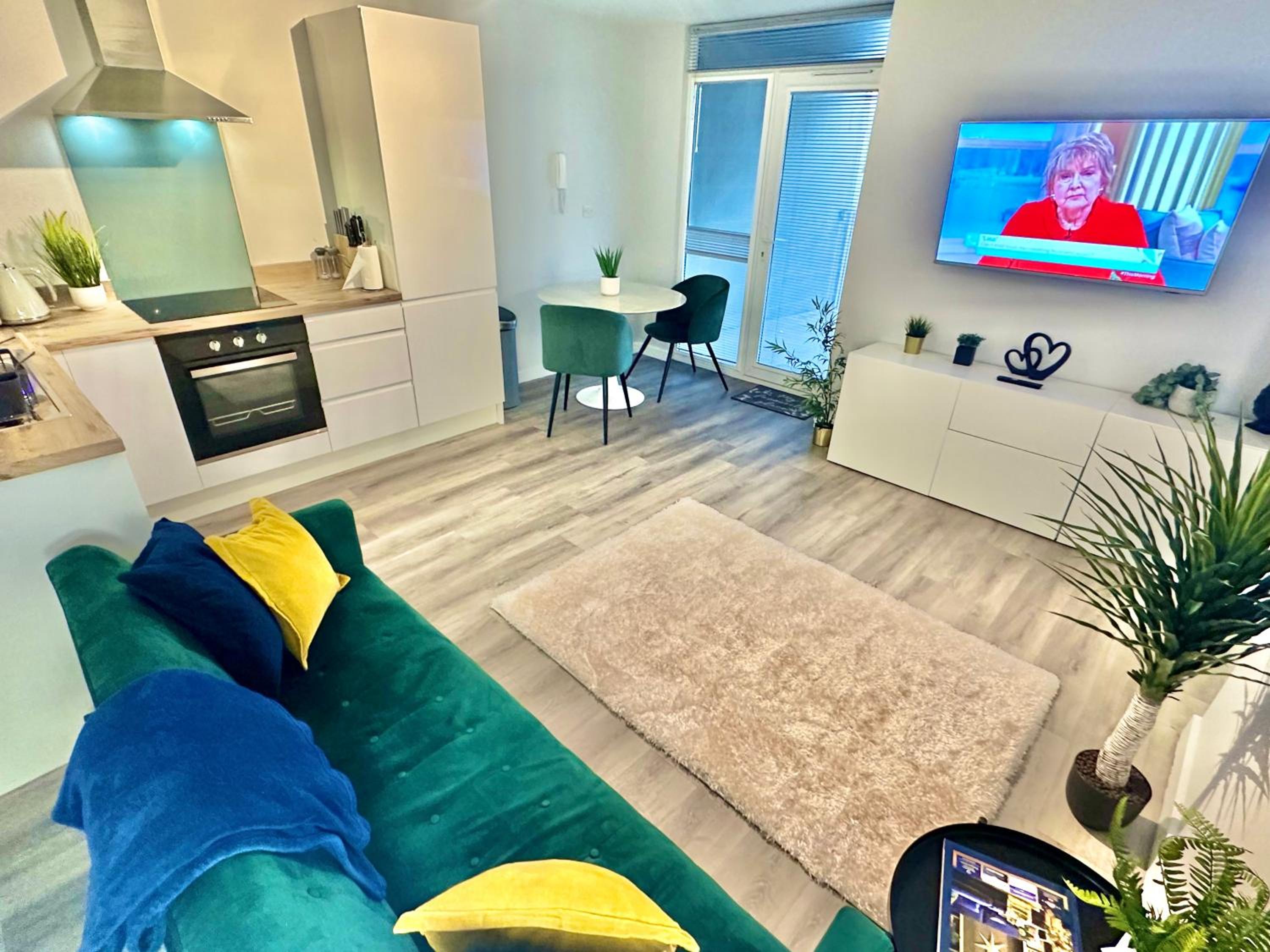 Sleek Urban Getaway - Parking Space - New Large Sofa Bed - Fast WiFi - 10 Minutes Walk to the Beach! view 5