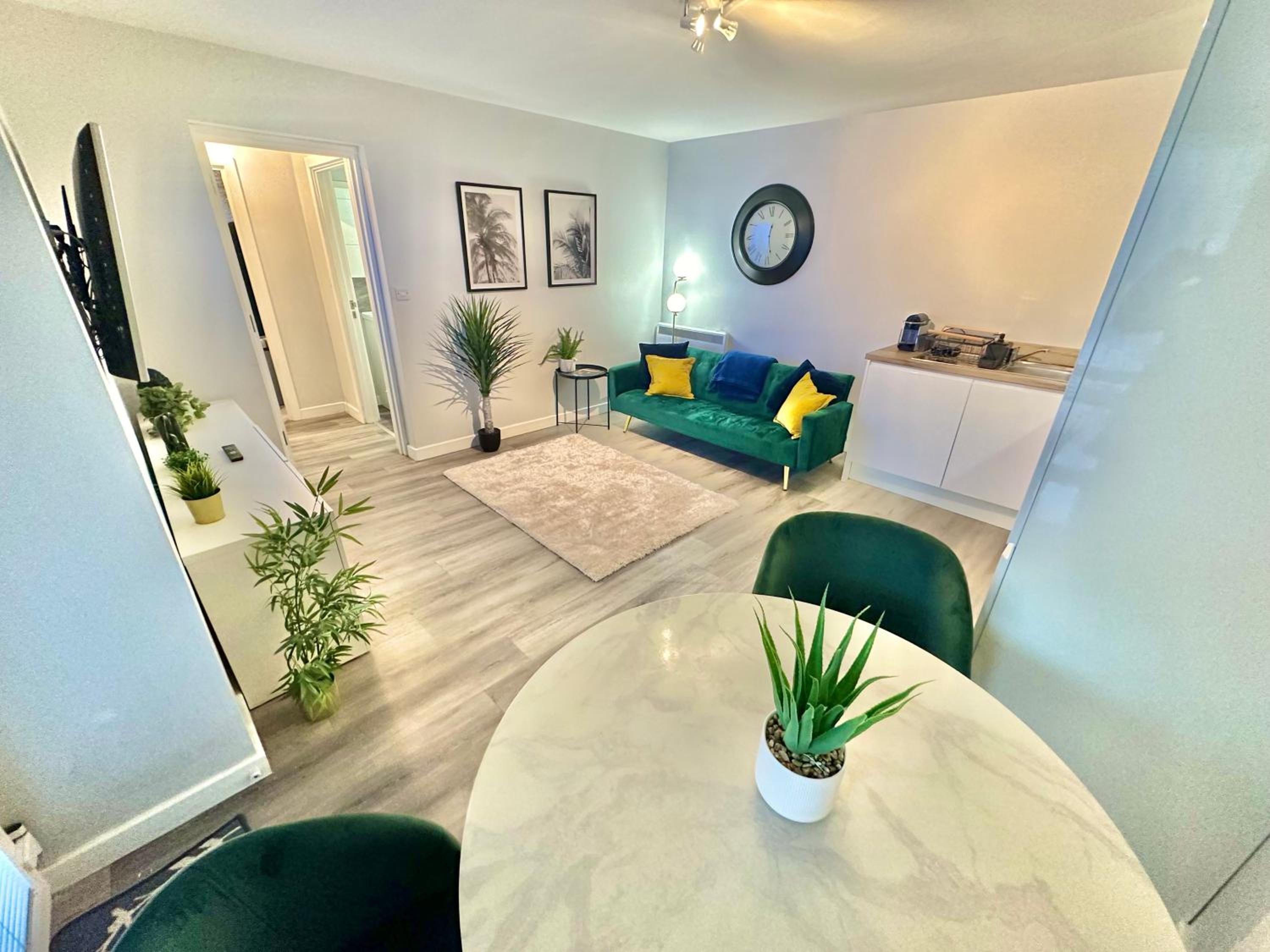 Sleek Urban Getaway - Parking Space - New Large Sofa Bed - Fast WiFi - 10 Minutes Walk to the Beach! view 3