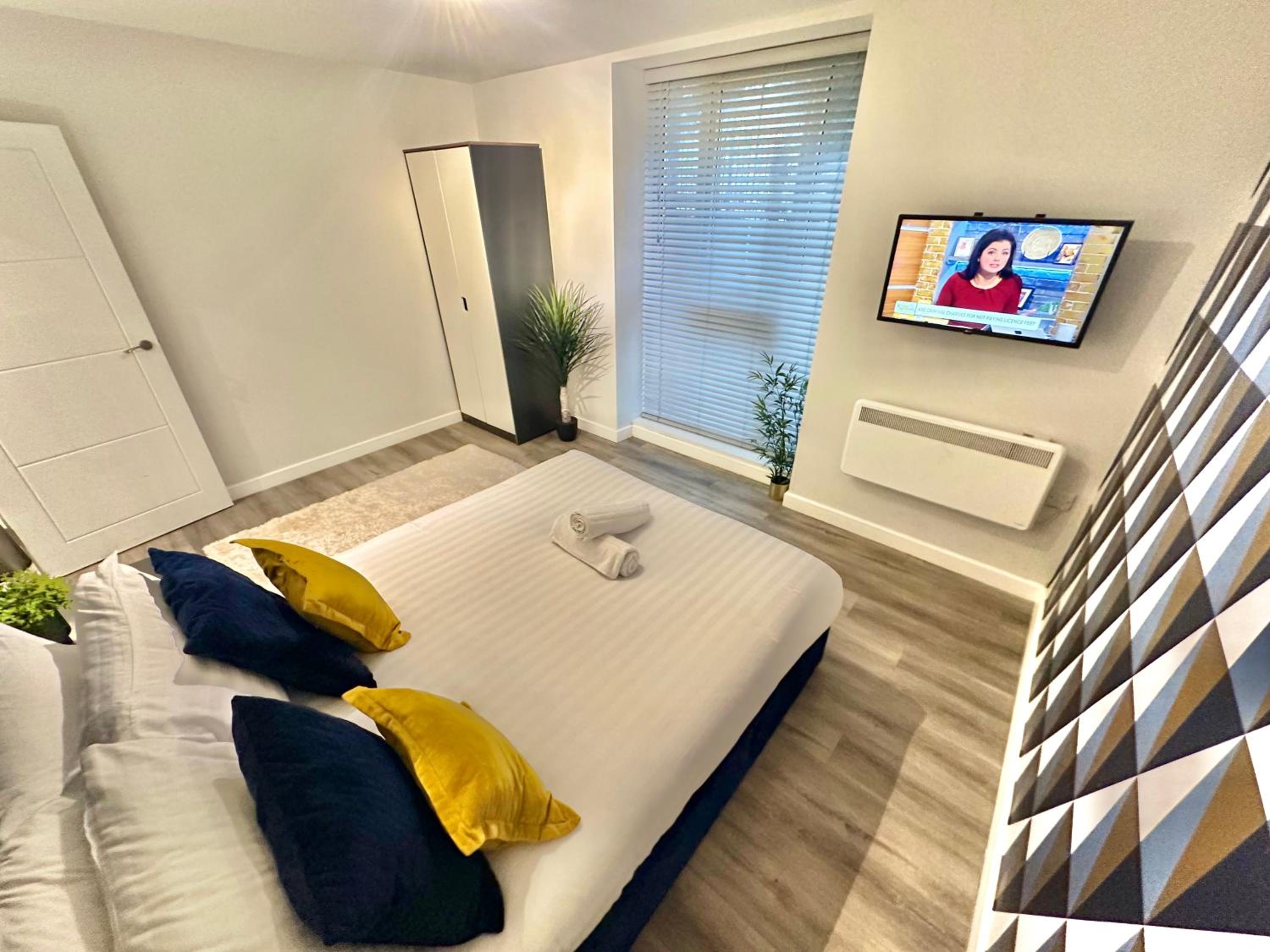 Sleek Urban Getaway - Parking Space - New Large Sofa Bed - Fast WiFi - 10 Minutes Walk to the Beach! view 4