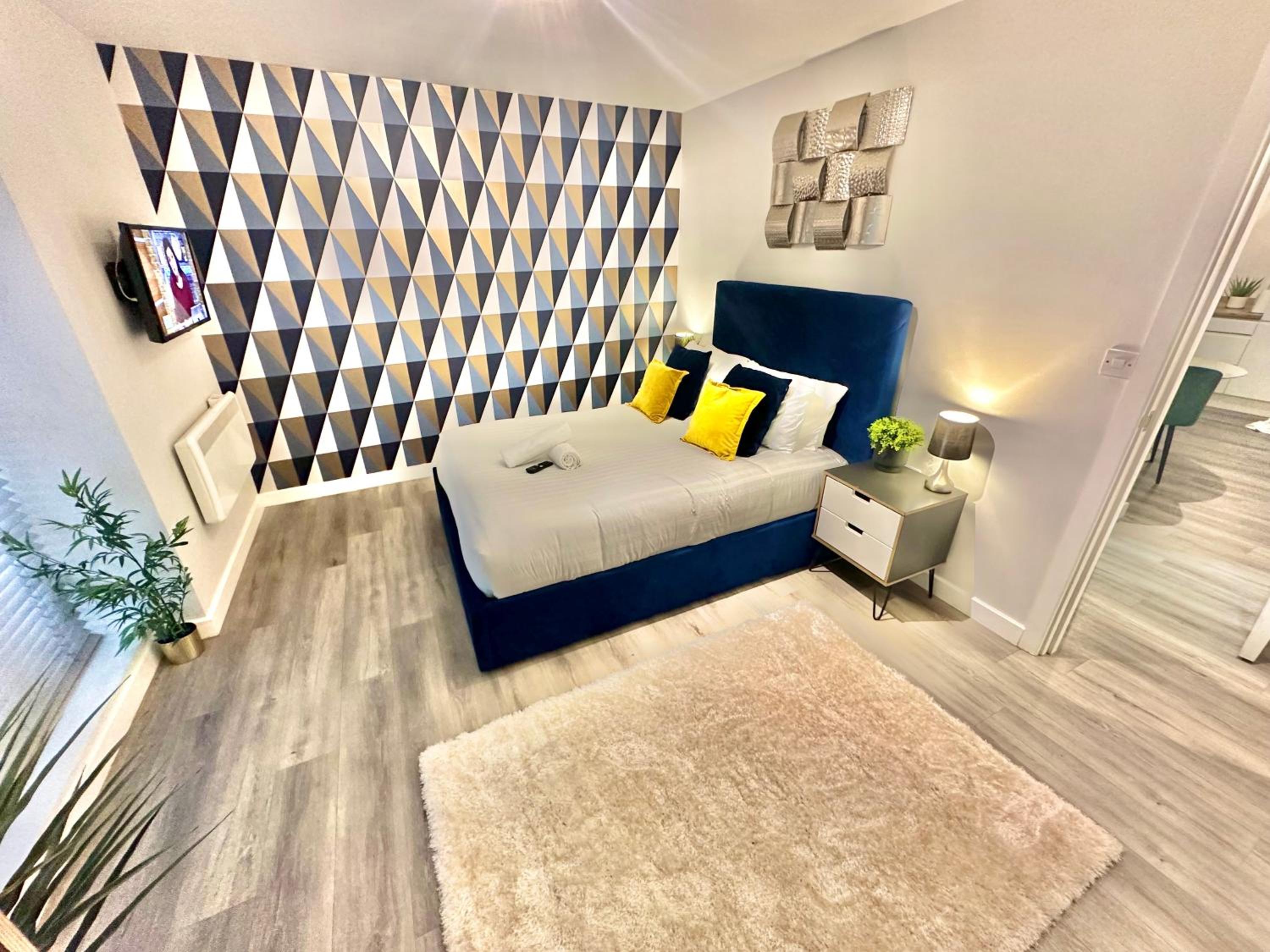 Sleek Urban Getaway - Parking Space - New Large Sofa Bed - Fast WiFi - 10 Minutes Walk to the Beach! view 2