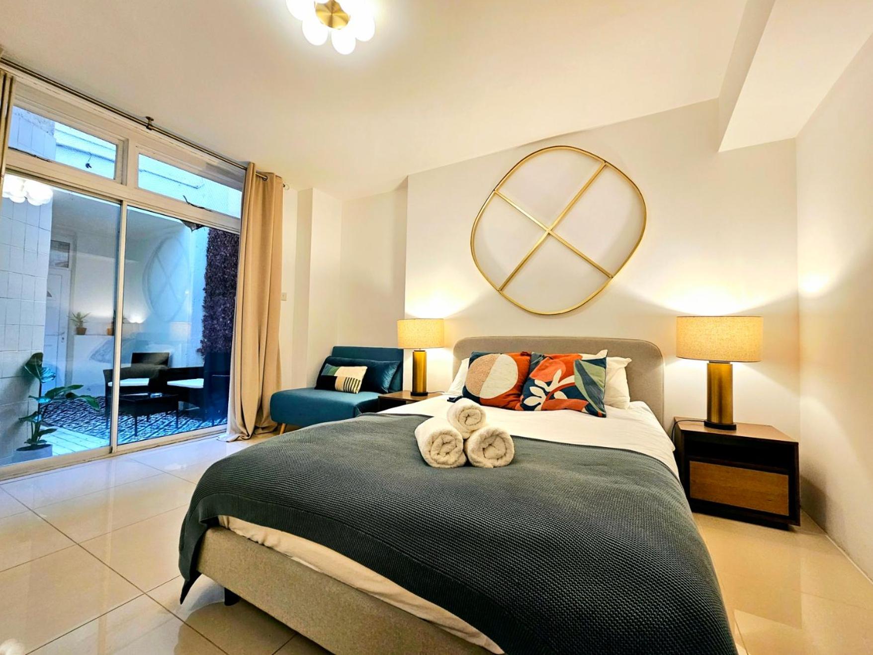 Modern Hyde Park Home with Private Entrance & Private Back Patio near Bayswater & Paddington Stations