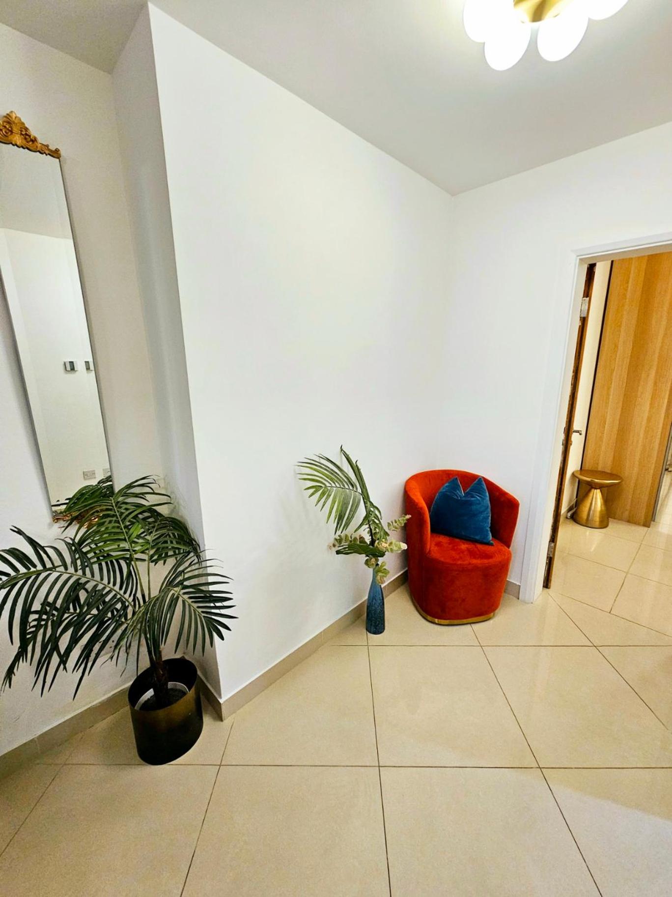 Modern Hyde Park Home with Private Entrance & Private Back Patio near Bayswater & Paddington Stations