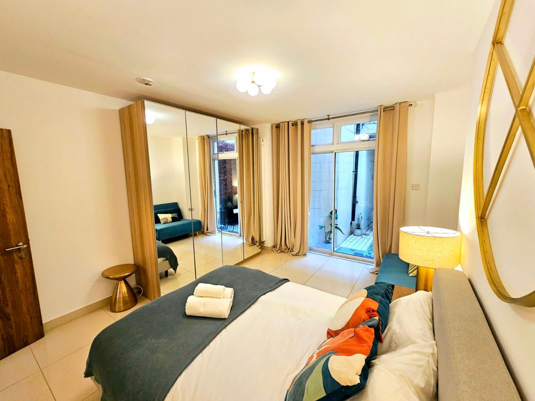 Modern Hyde Park Home with Private Entrance & Private Back Patio near Bayswater & Paddington Stations