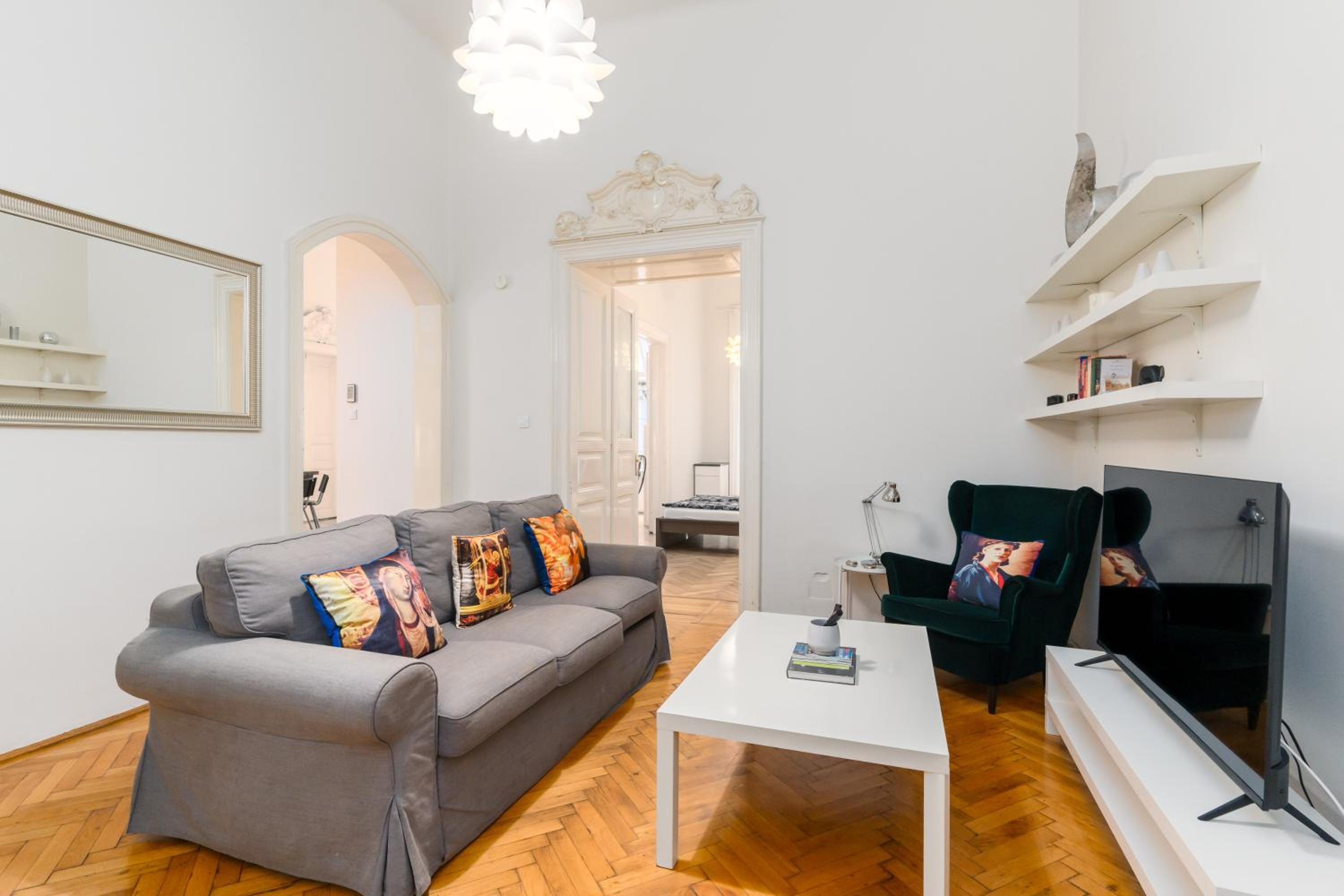 Broadway apartment downtown -2 Bedrooms-2 Livingrooms view 3