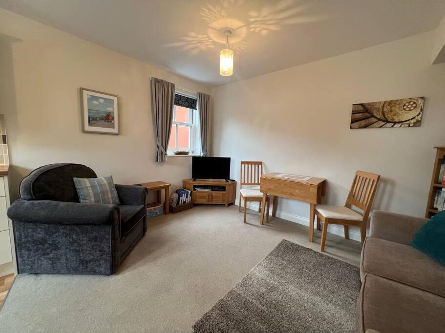 Central Village flat, close to beach view 5
