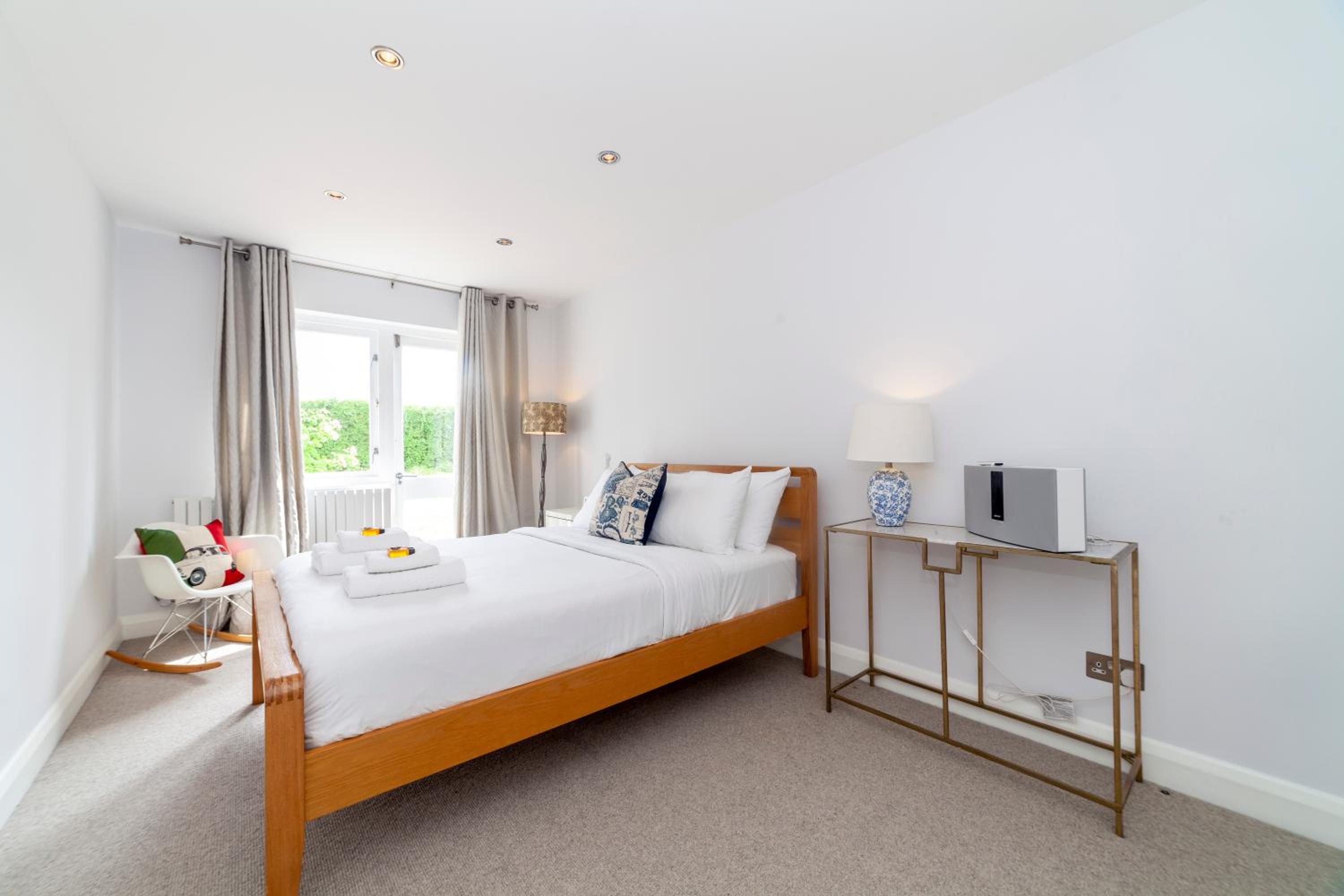 Hidden treasure 2 BR ground floor apt, Brentford view 3