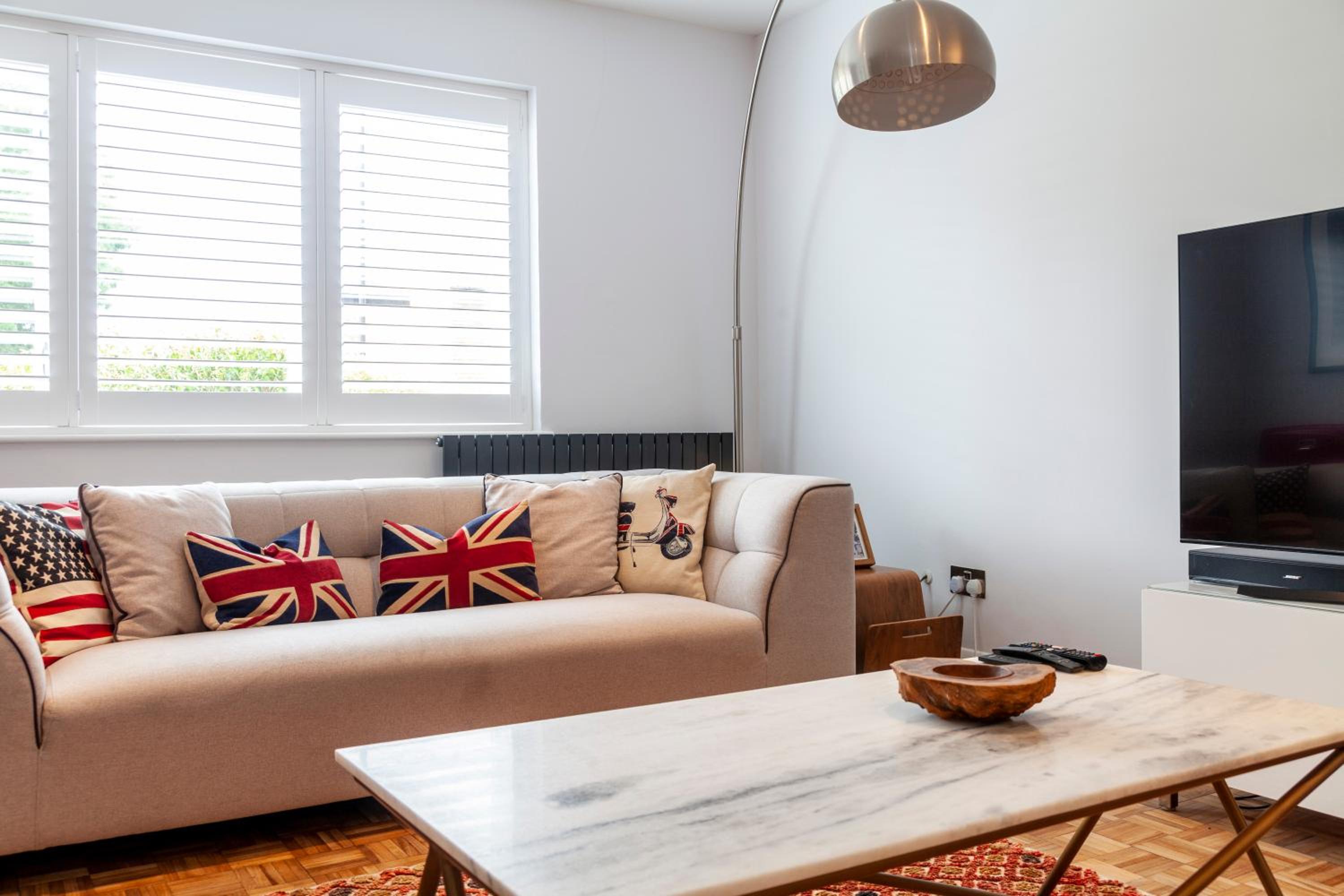 Hidden treasure 2 BR ground floor apt, Brentford view 2