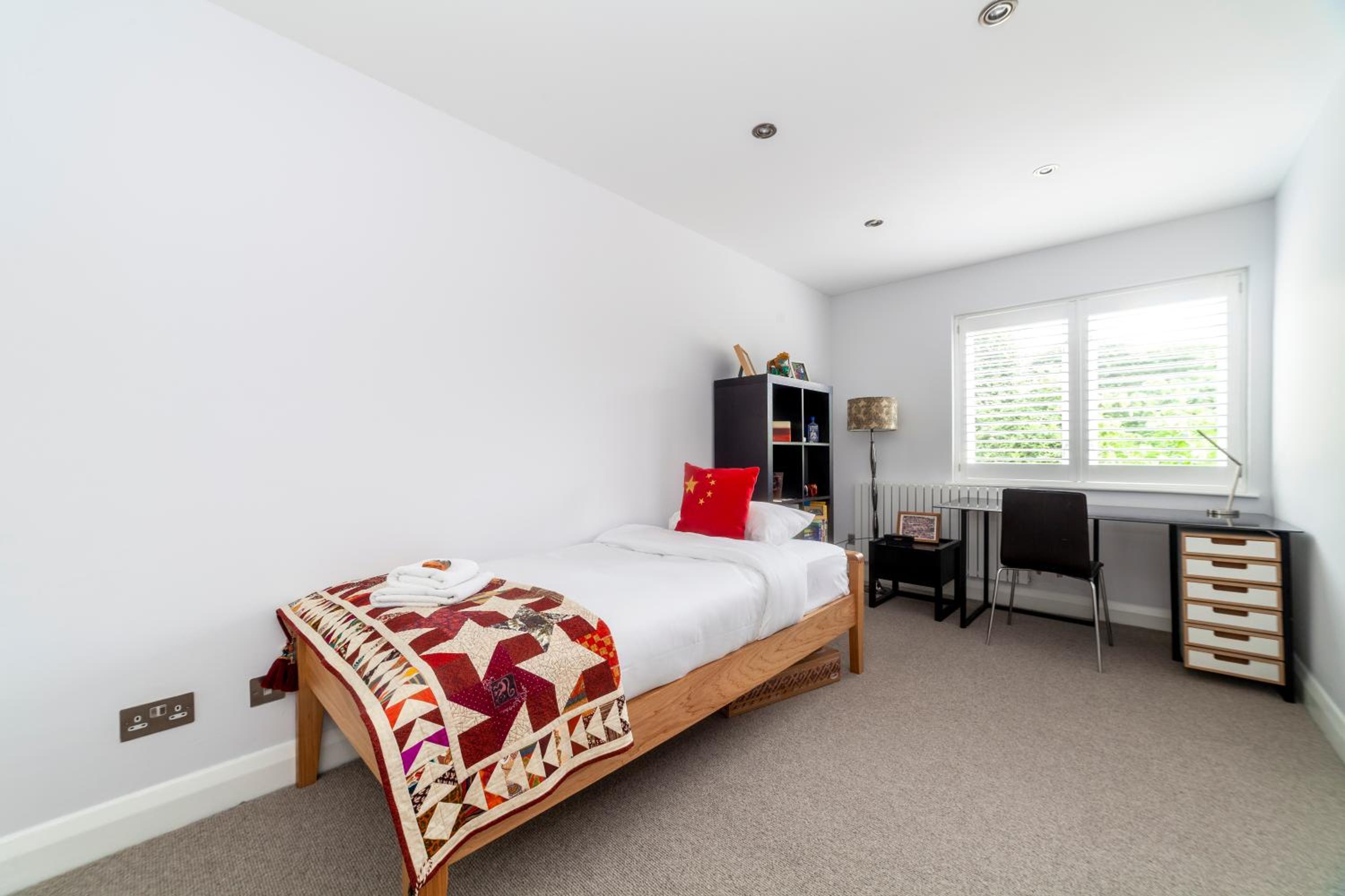 Hidden treasure 2 BR ground floor apt, Brentford view 4