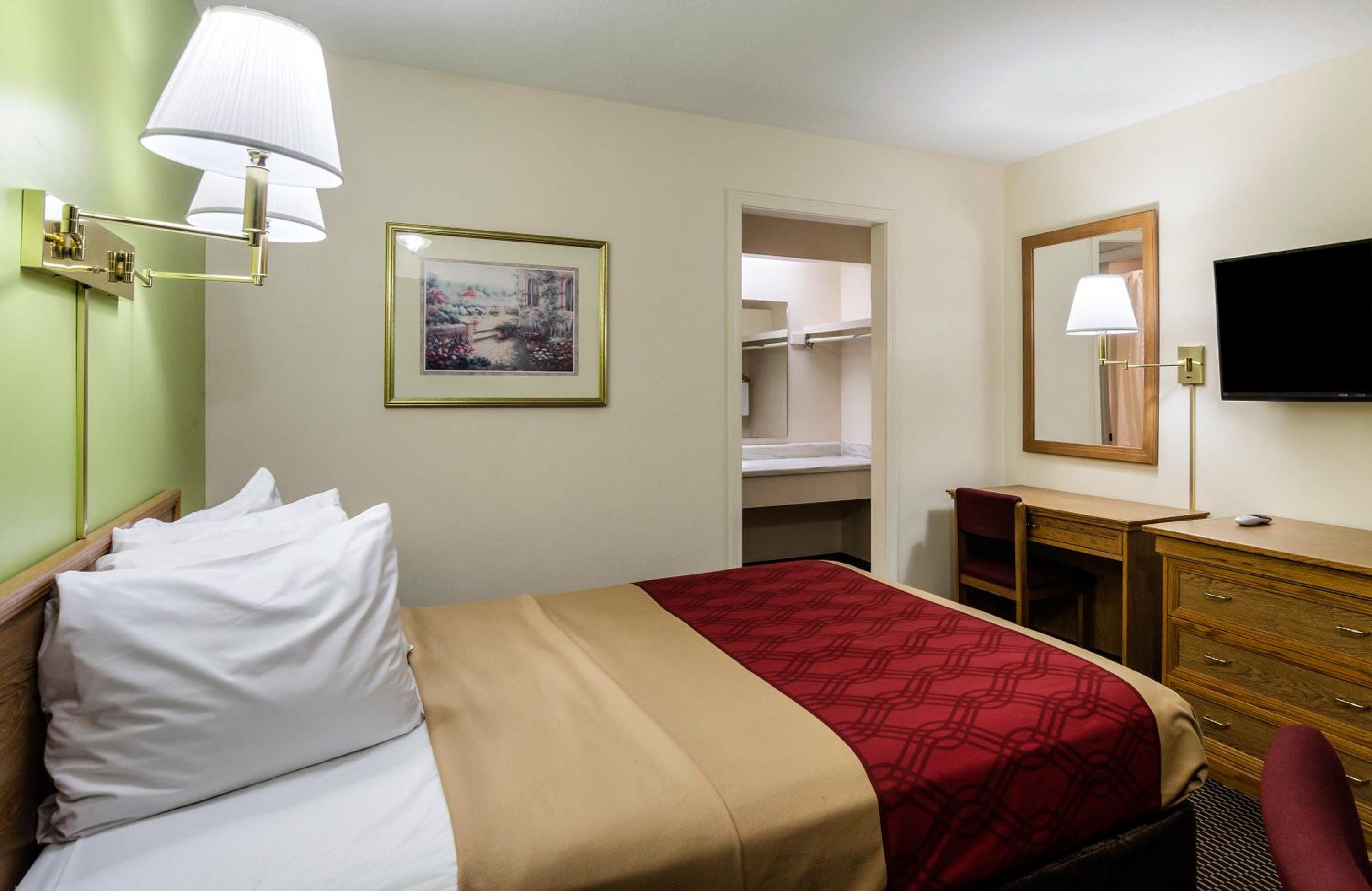 Lawrence Vacations - Econo Lodge University - Property Image 16