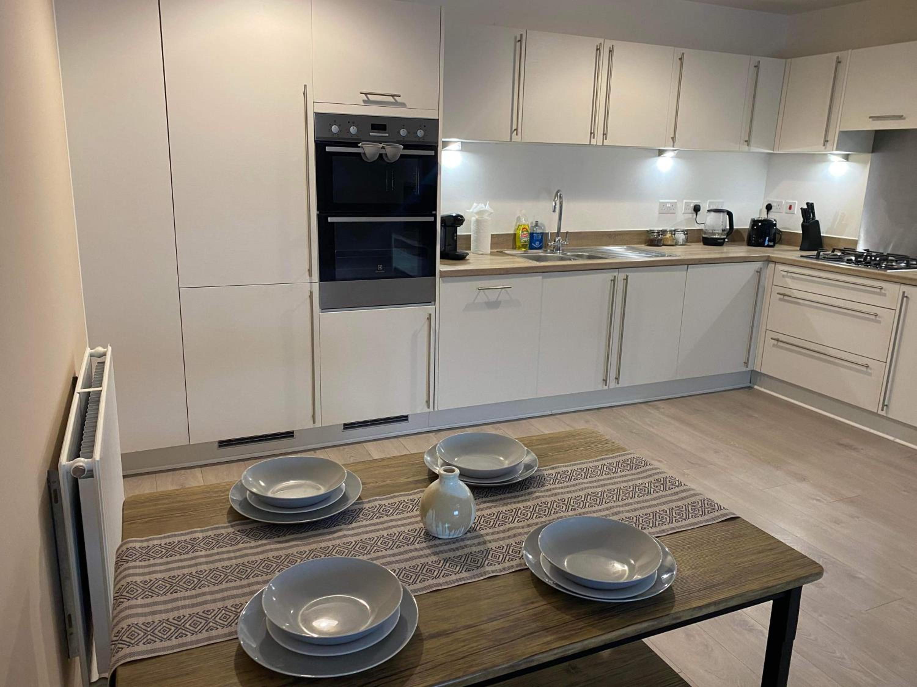 Crawley 2bed Apartament close to Gatwick Airport view 4