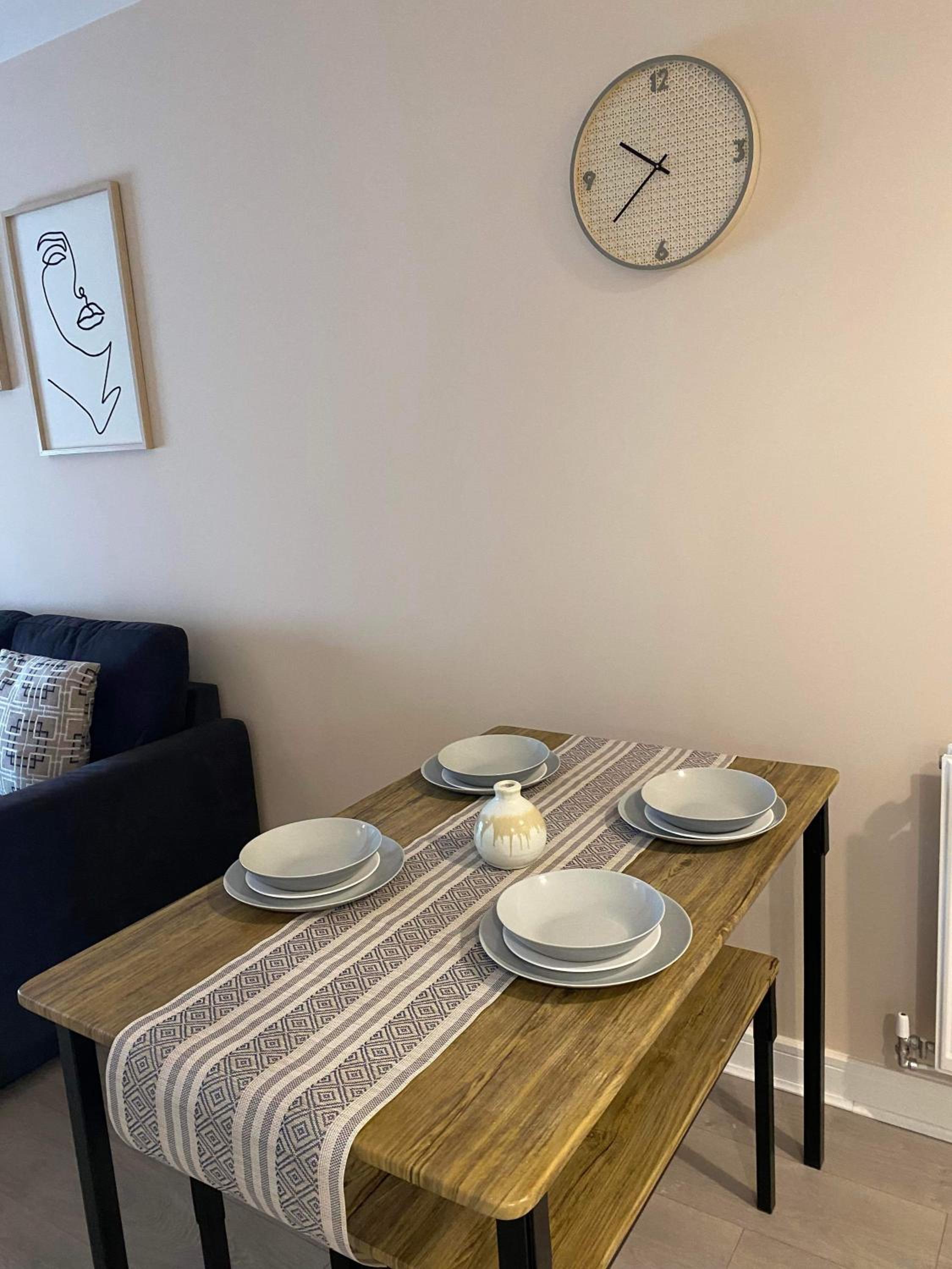 Crawley 2bed Apartament close to Gatwick Airport view 5