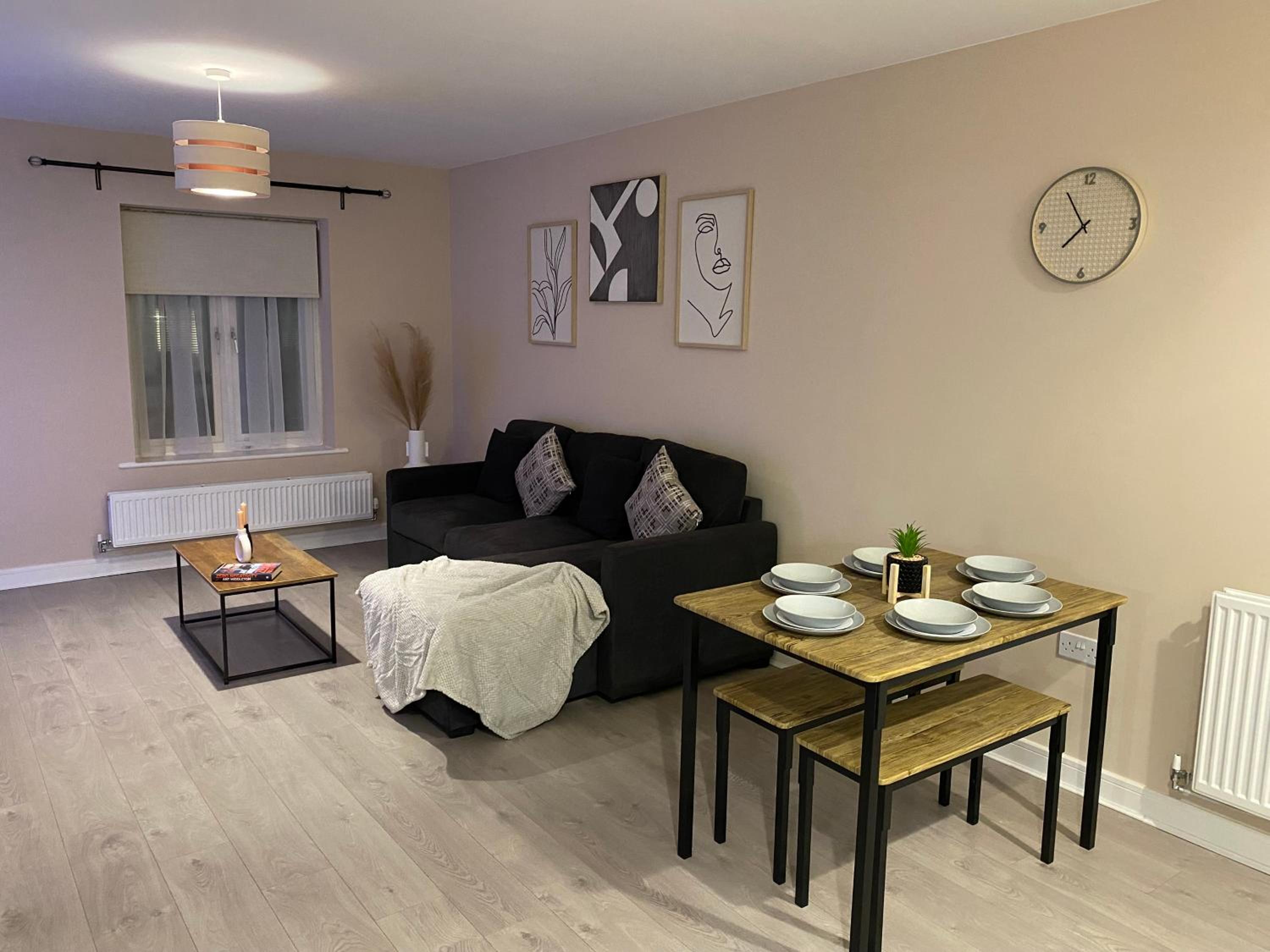 Crawley 2bed Apartament close to Gatwick Airport view 2