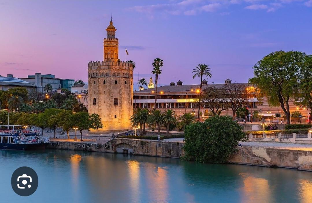 Habitación suite con baño privado a pies del río Guadalquivir