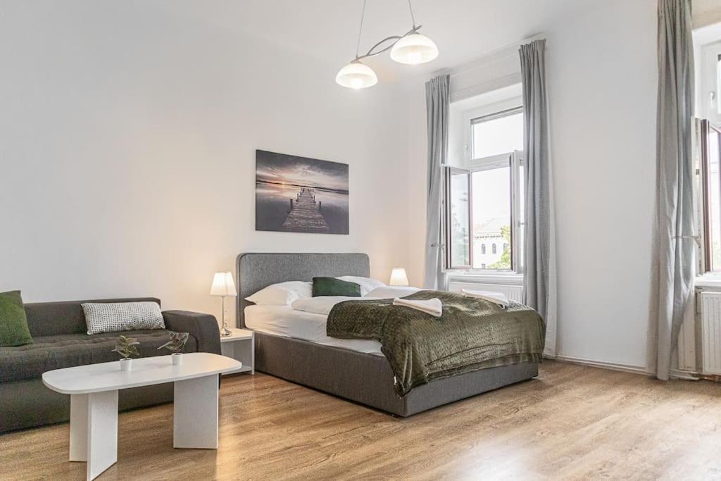 Easystay 2BR Apt. near AKH- Perfect for Longstays