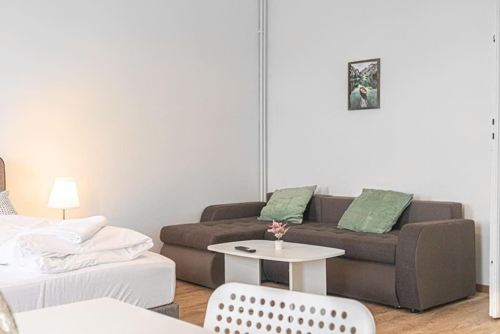 Easystay 2BR Apt. near AKH- Perfect for Longstays