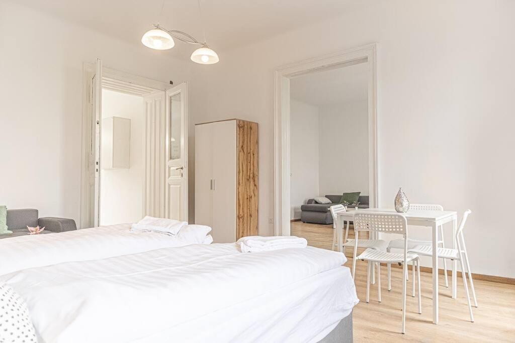 Easystay 2BR Apt. near AKH- Perfect for Longstays