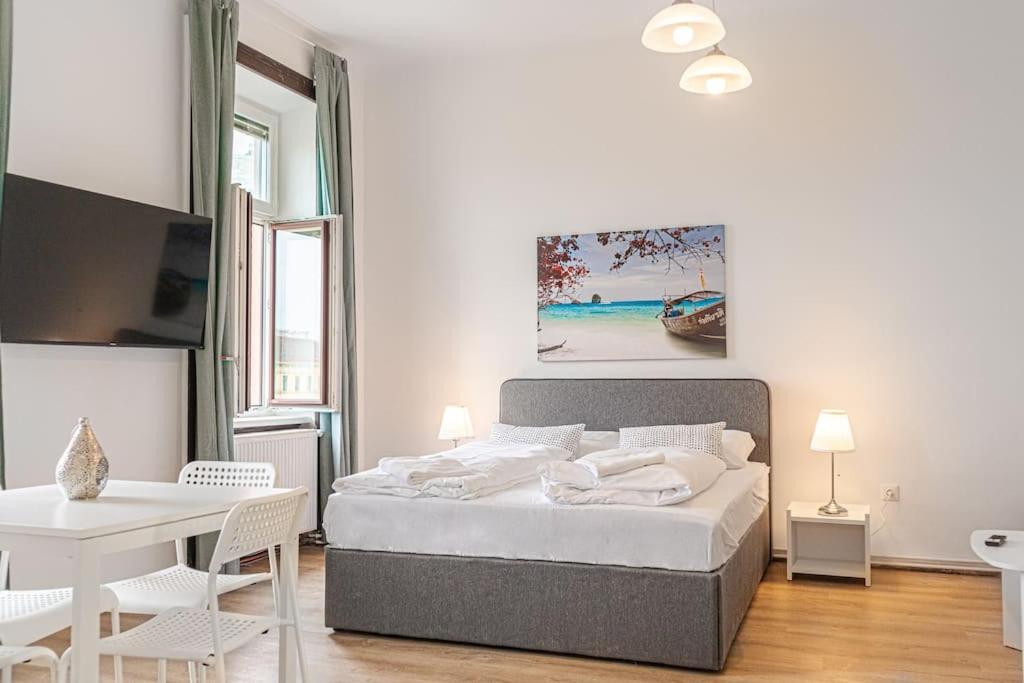 Easystay 2BR Apt. near AKH- Perfect for Longstays