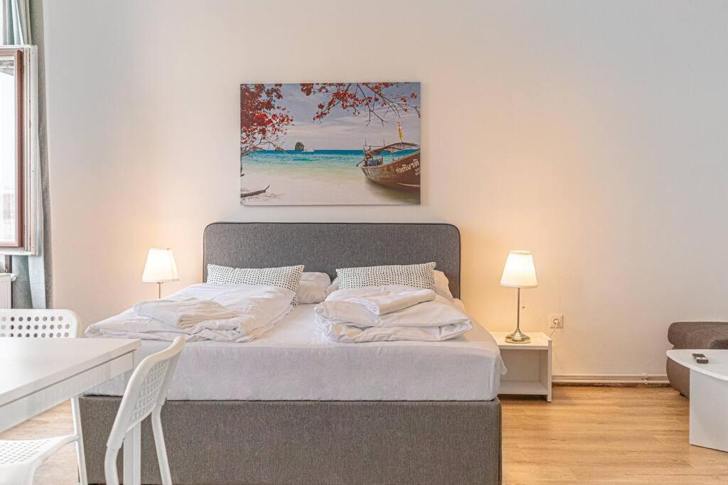 Easystay 2BR Apt. near AKH- Perfect for Longstays