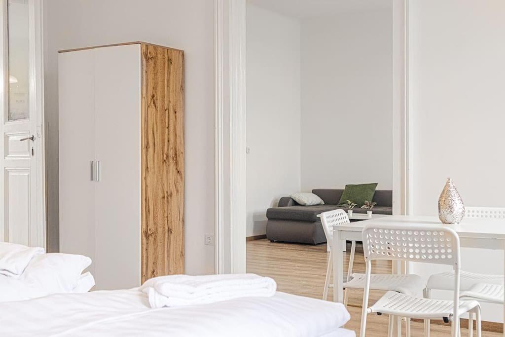 Easystay 2BR Apt. near AKH- Perfect for Longstays