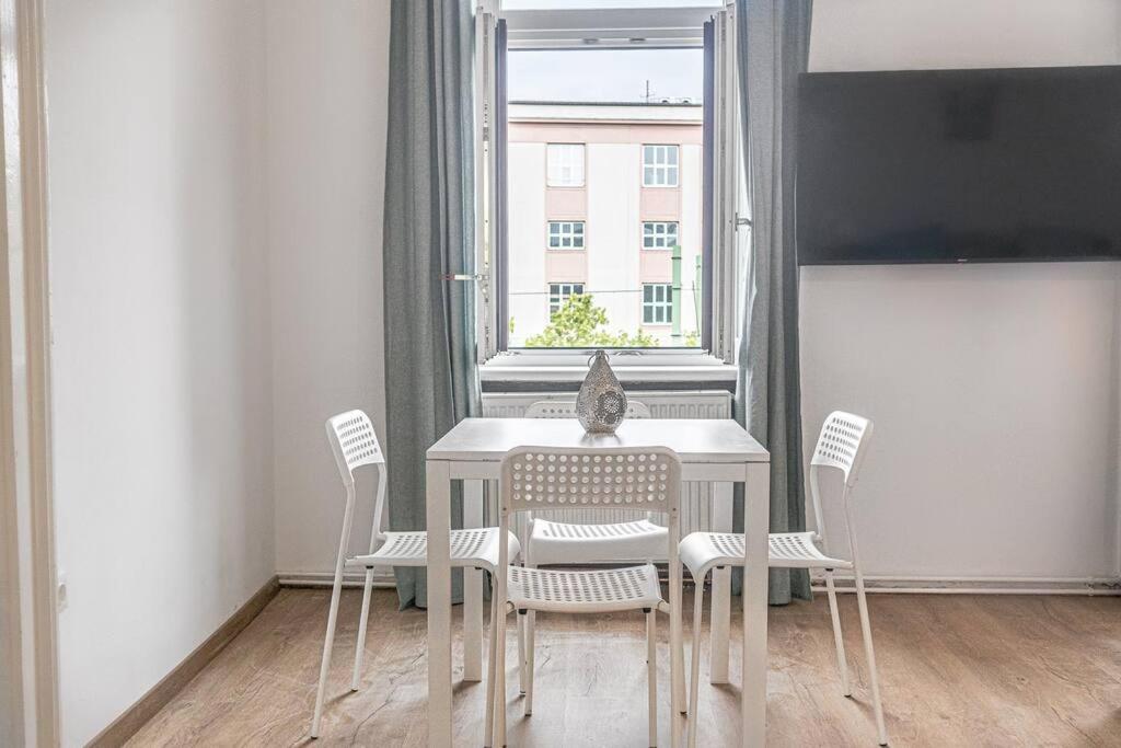 Easystay 2BR Apt. near AKH- Perfect for Longstays