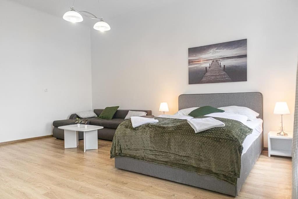 Easystay 2BR Apt. near AKH- Perfect for Longstays