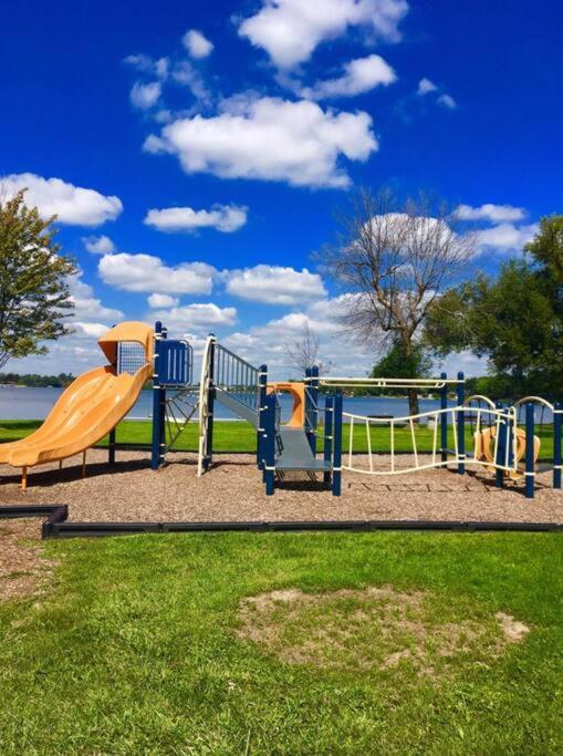 Newly Remodeled Home Near Lake & Naval Academy Six flags 15 mins away Enjoy Hot Tub & King Bed