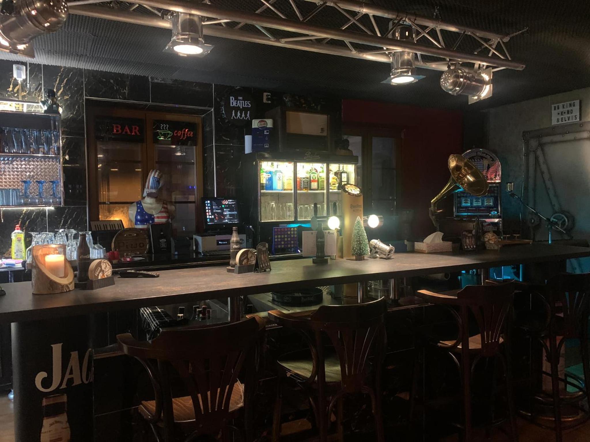 Jsmit Music&Bar&Apartments, balkóny v apartmánah, bar dole