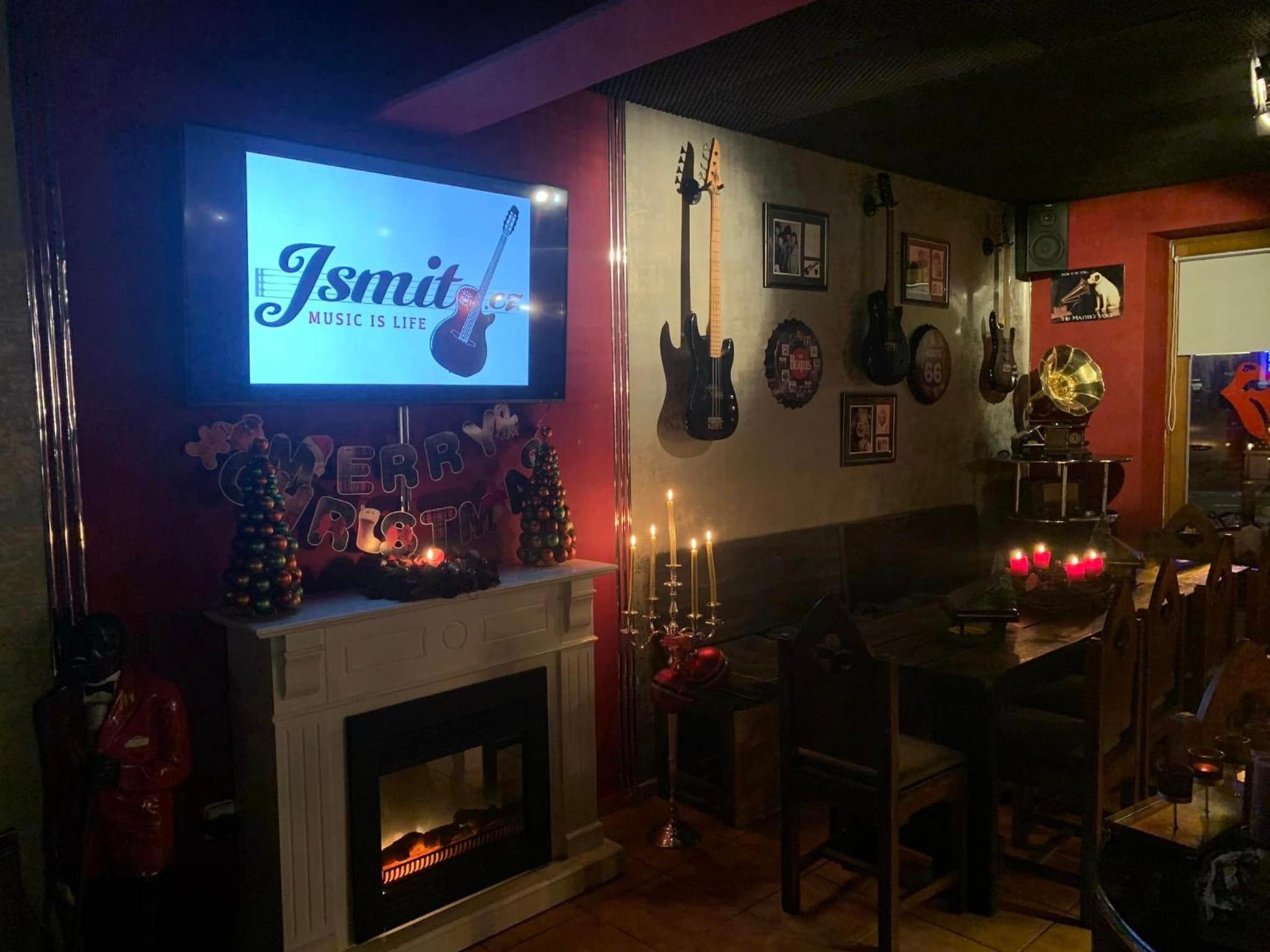 Jsmit Music&Bar&Apartments, balkóny v apartmánah, bar dole