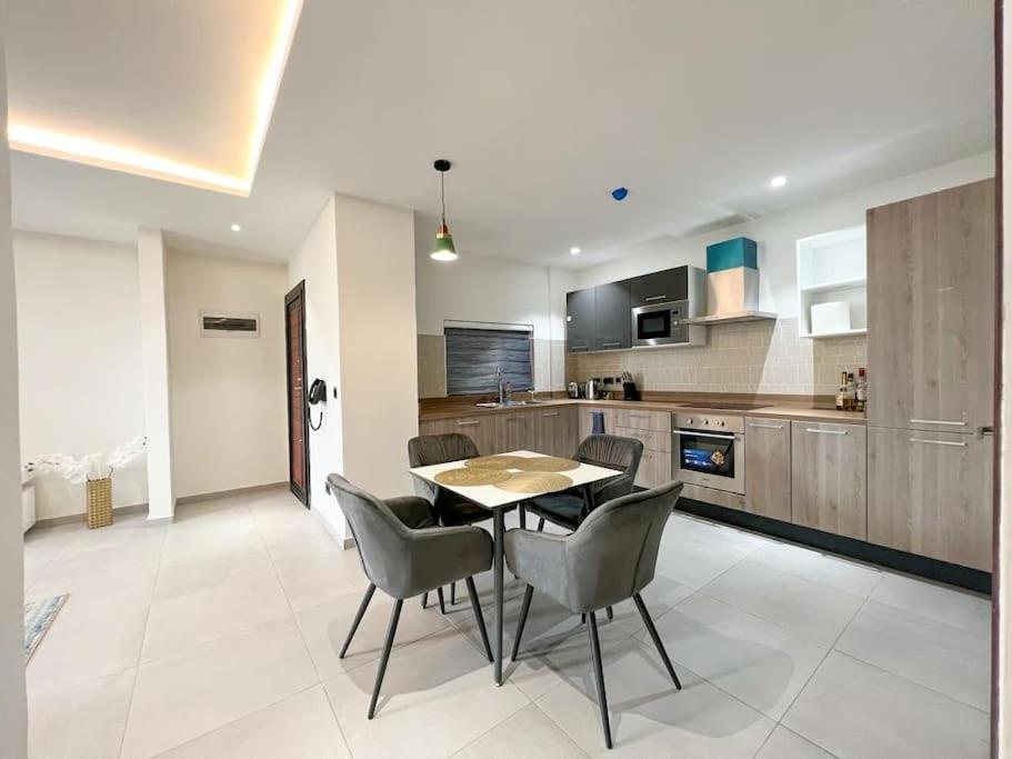 Stylish & Luxury Two Bed Apartment