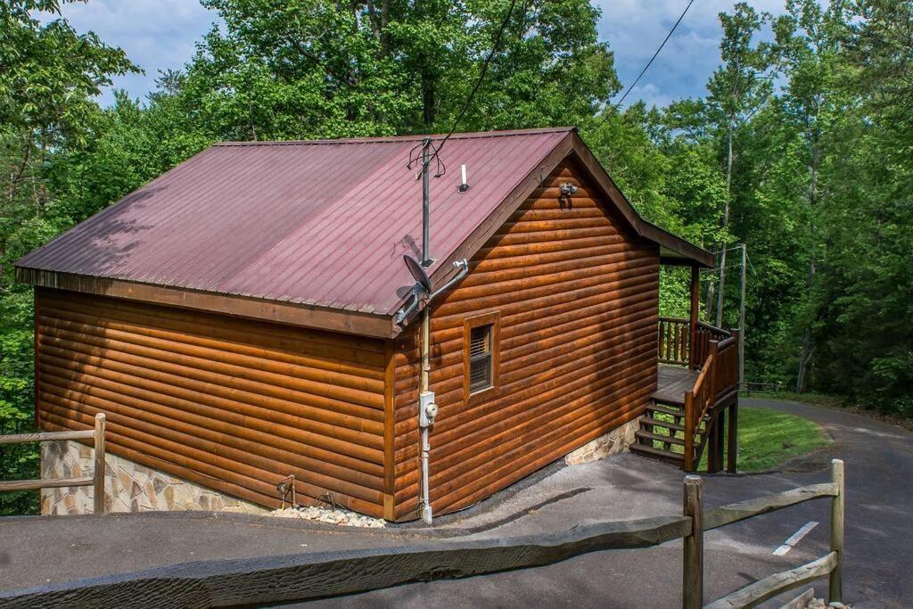 Holly Tree Hideaway - Semi Secluded Mtn Setting view 2