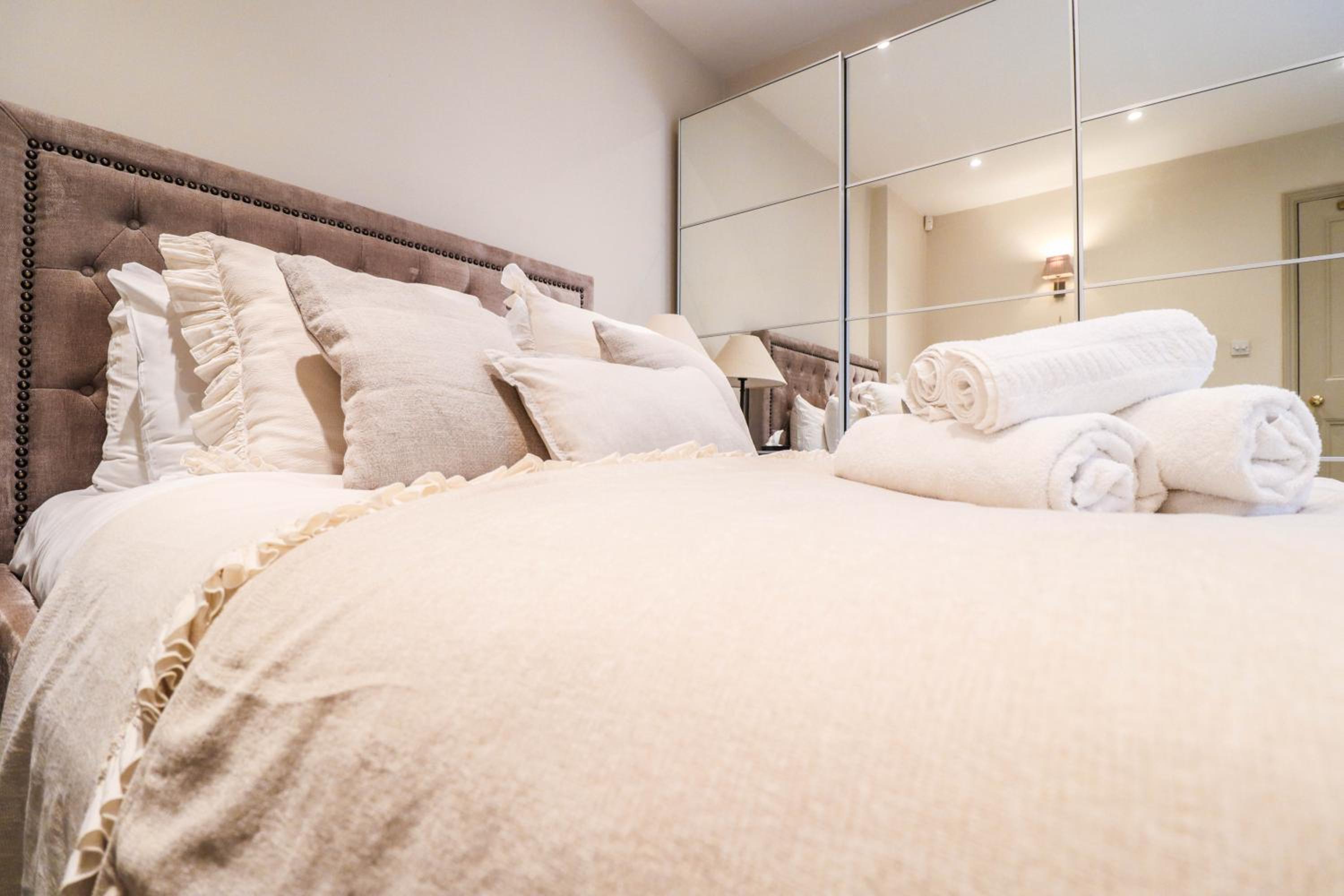 Elegant One-Bedroom! Kensington Flat with Patio