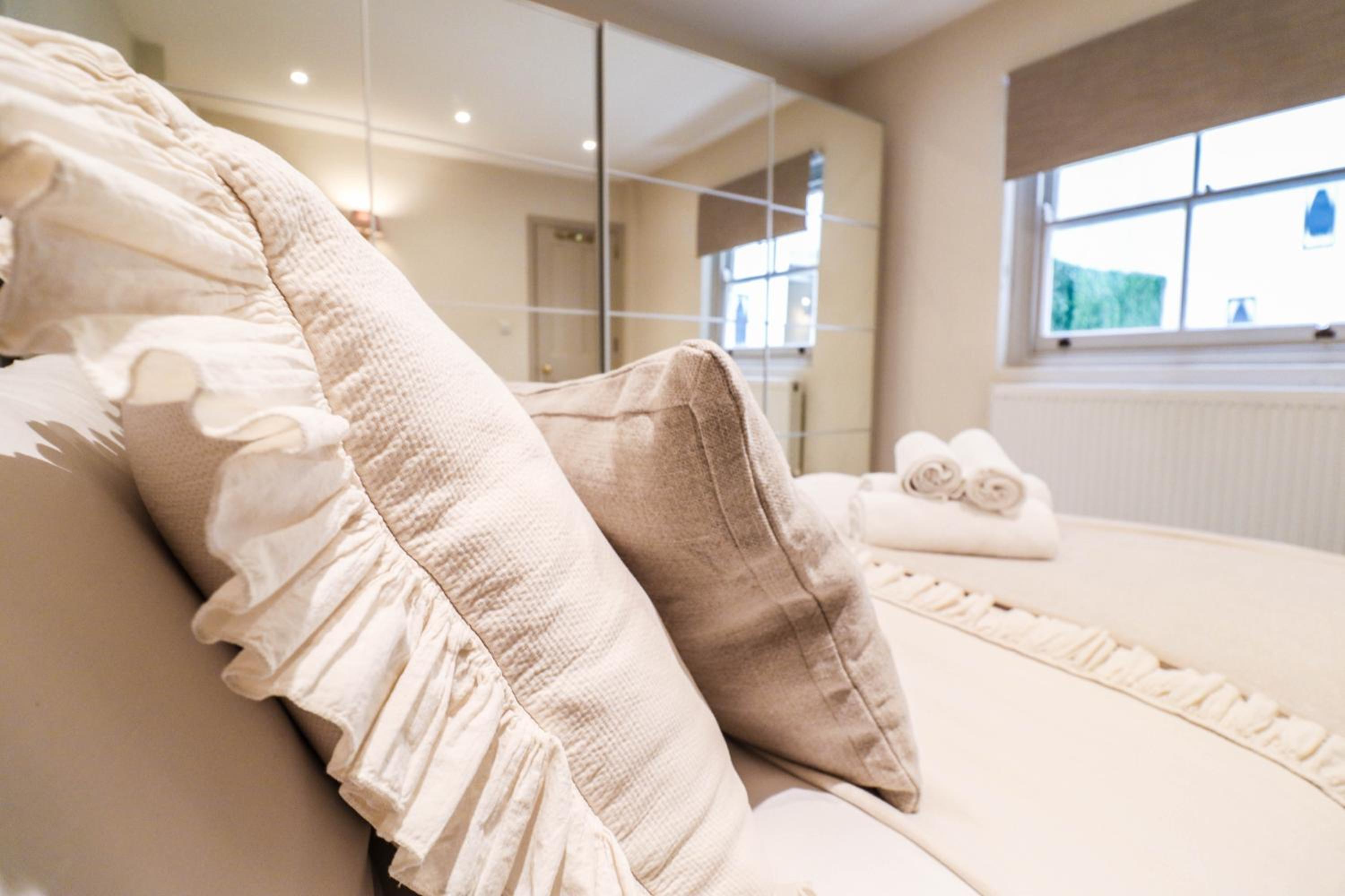Elegant One-Bedroom! Kensington Flat with Patio