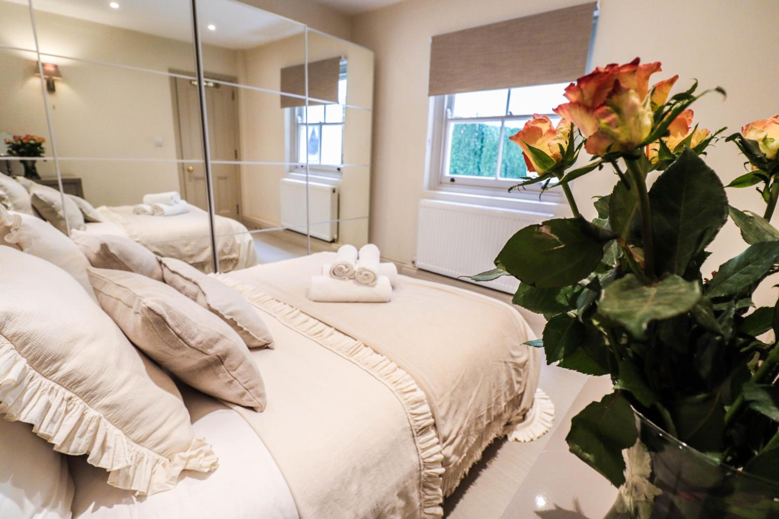 Elegant One-Bedroom! Kensington Flat with Patio