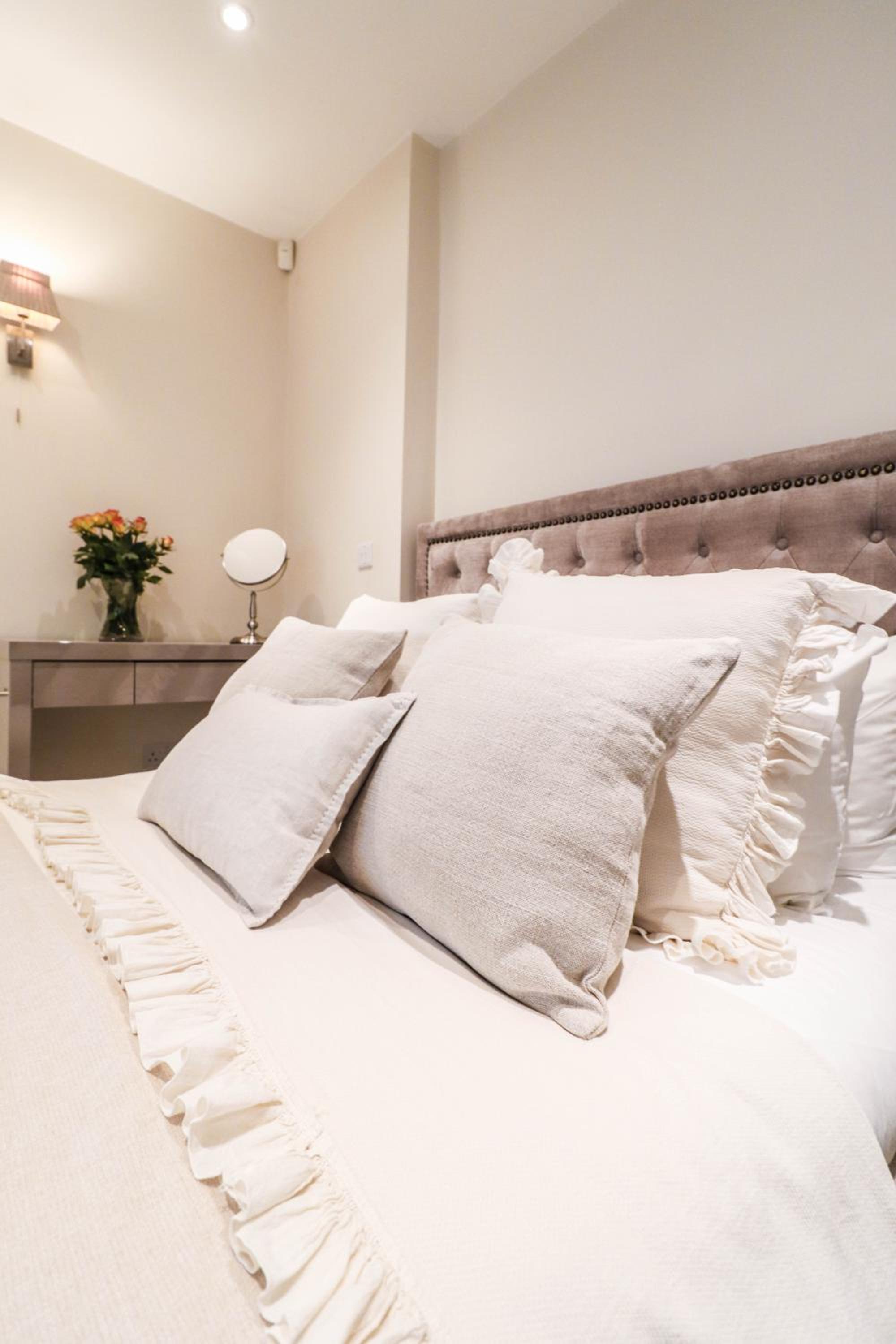 Elegant One-Bedroom! Kensington Flat with Patio