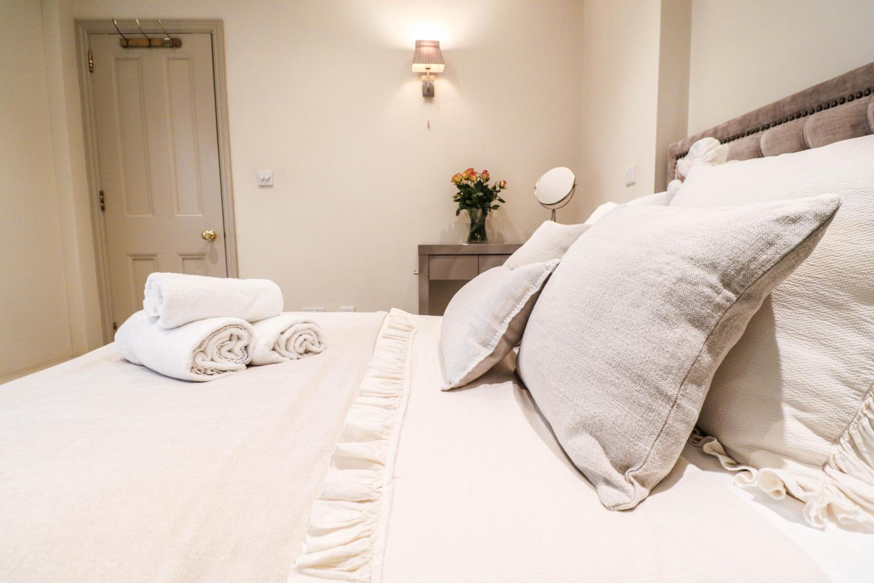 Elegant One-Bedroom! Kensington Flat with Patio