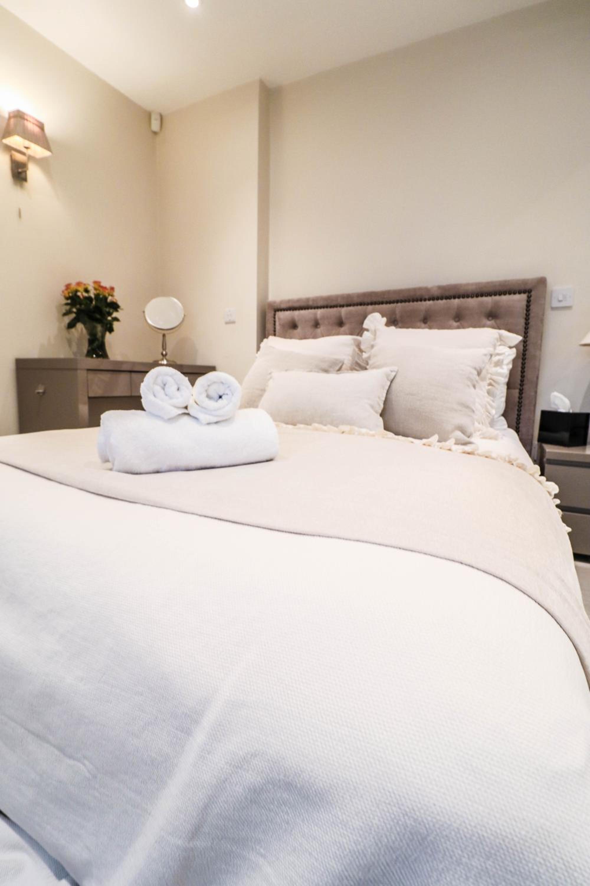 Elegant One-Bedroom! Kensington Flat with Patio