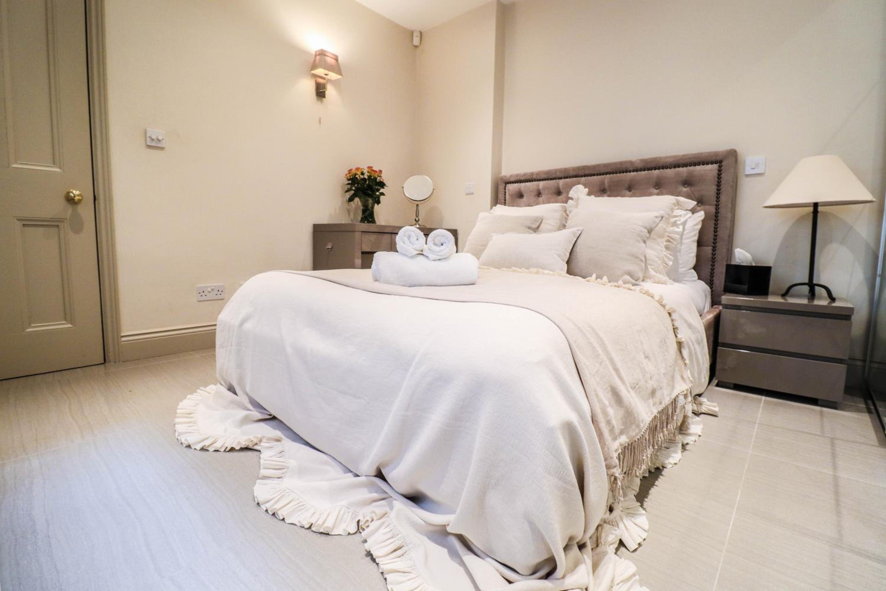 Elegant One-Bedroom! Kensington Flat with Patio