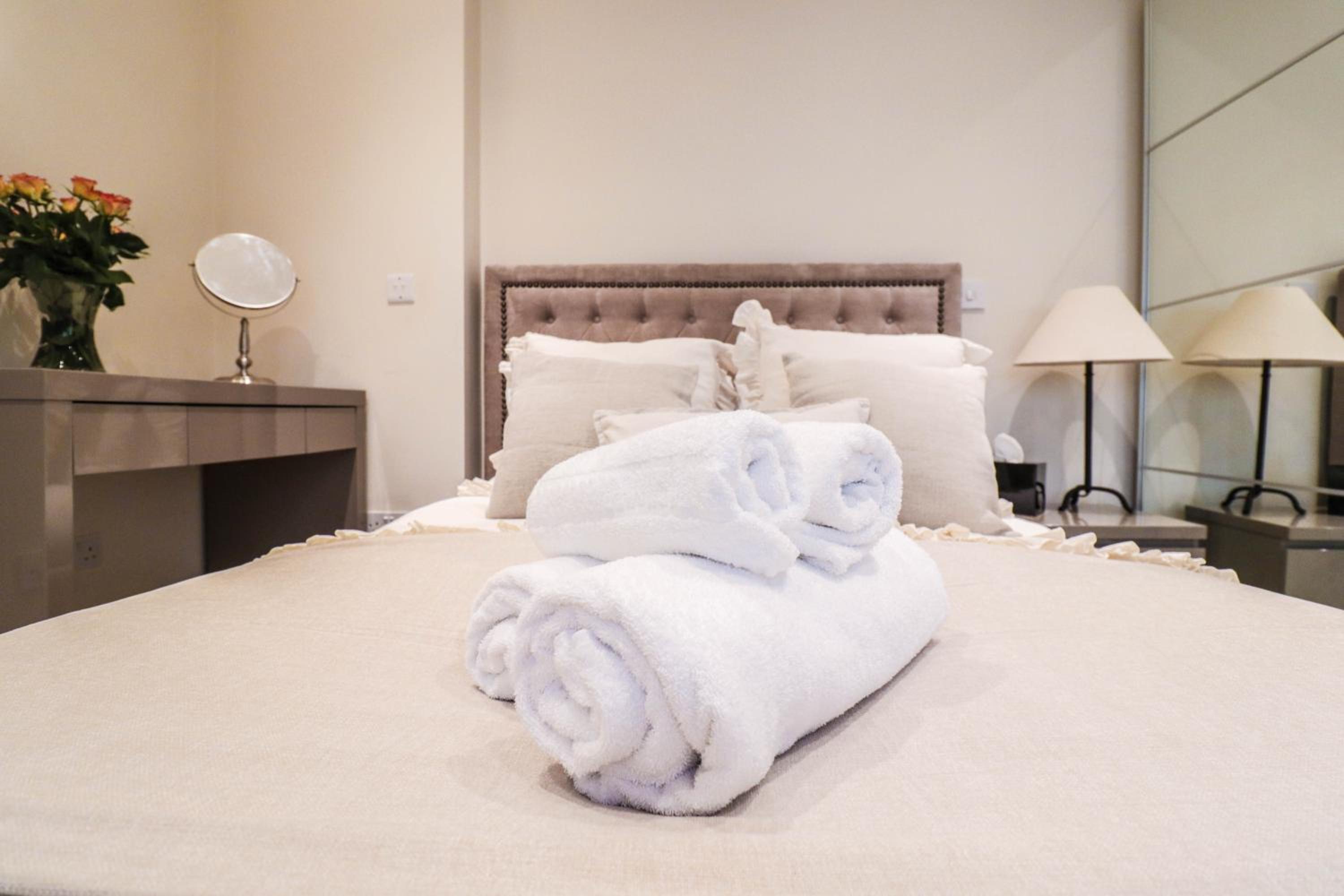 Elegant One-Bedroom! Kensington Flat with Patio