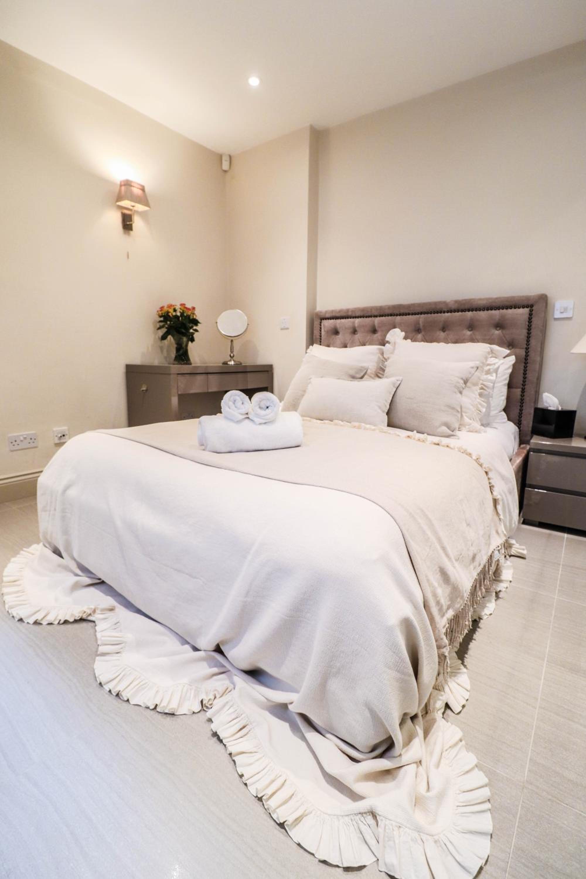 Elegant One-Bedroom! Kensington Flat with Patio