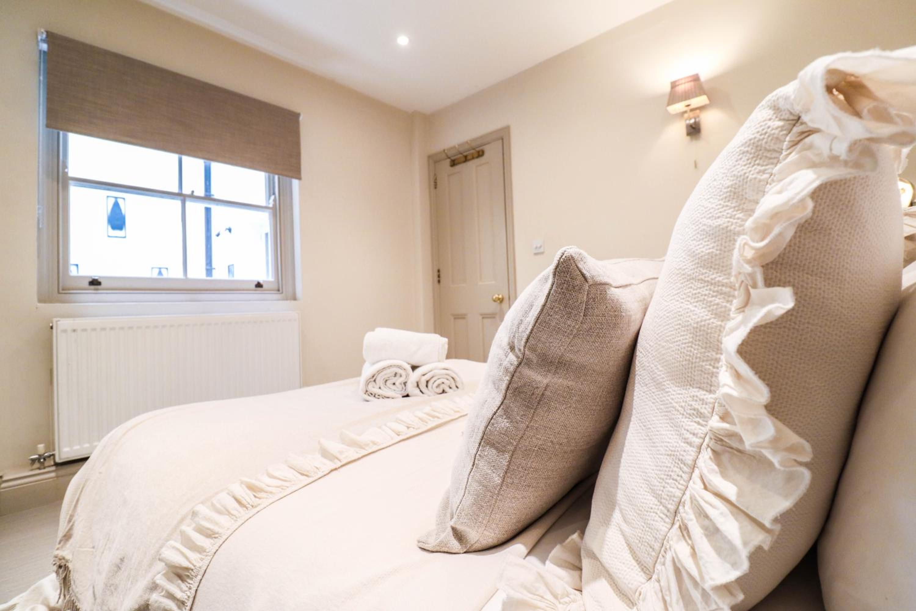Elegant One-Bedroom! Kensington Flat with Patio