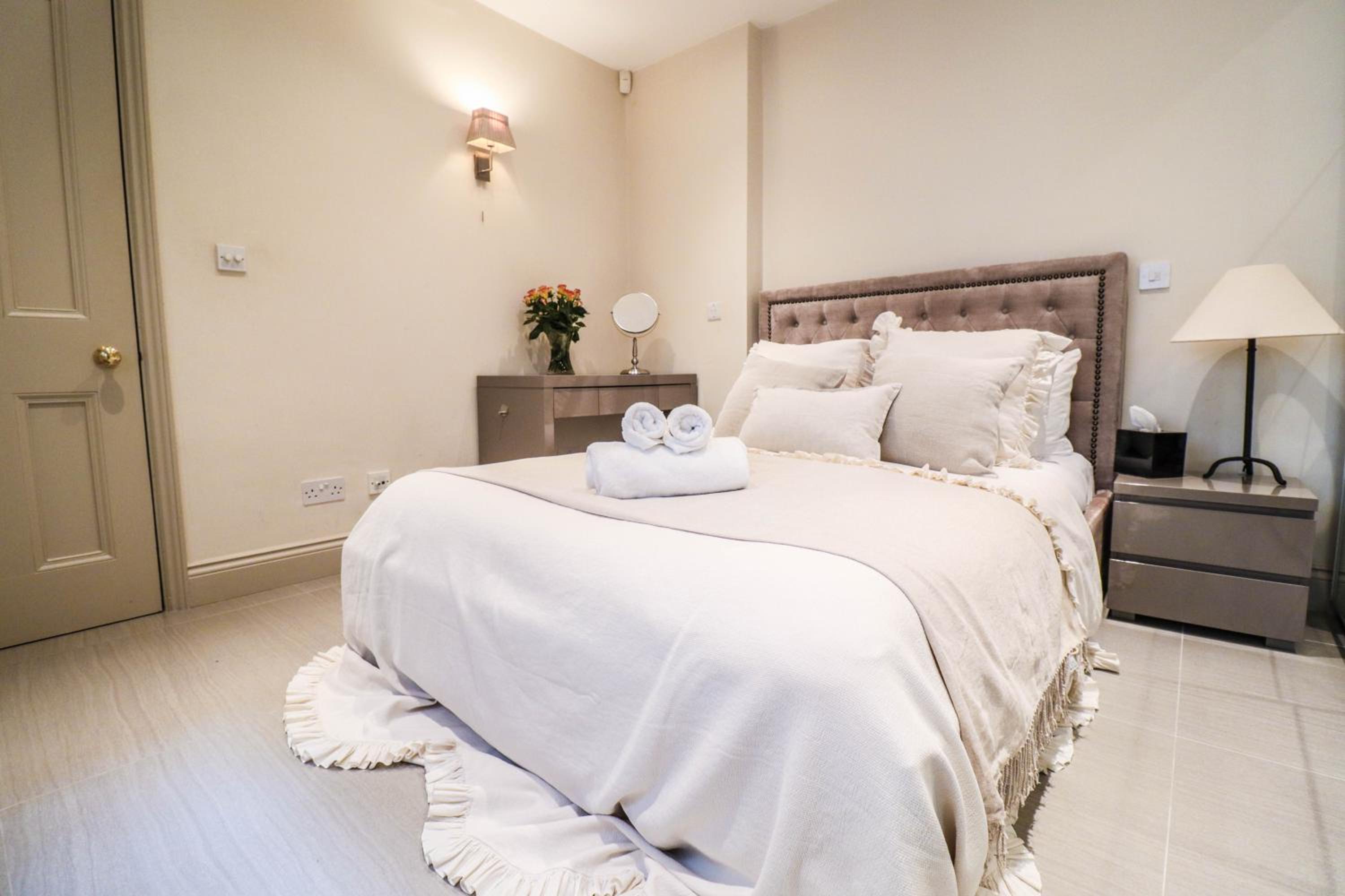 Elegant One-Bedroom! Kensington Flat with Patio
