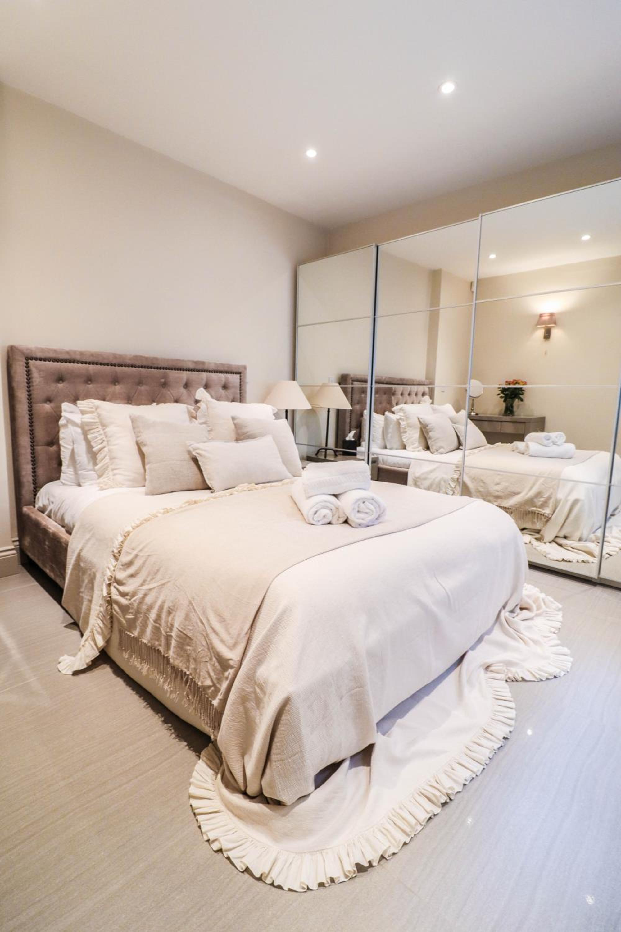 Elegant One-Bedroom! Kensington Flat with Patio