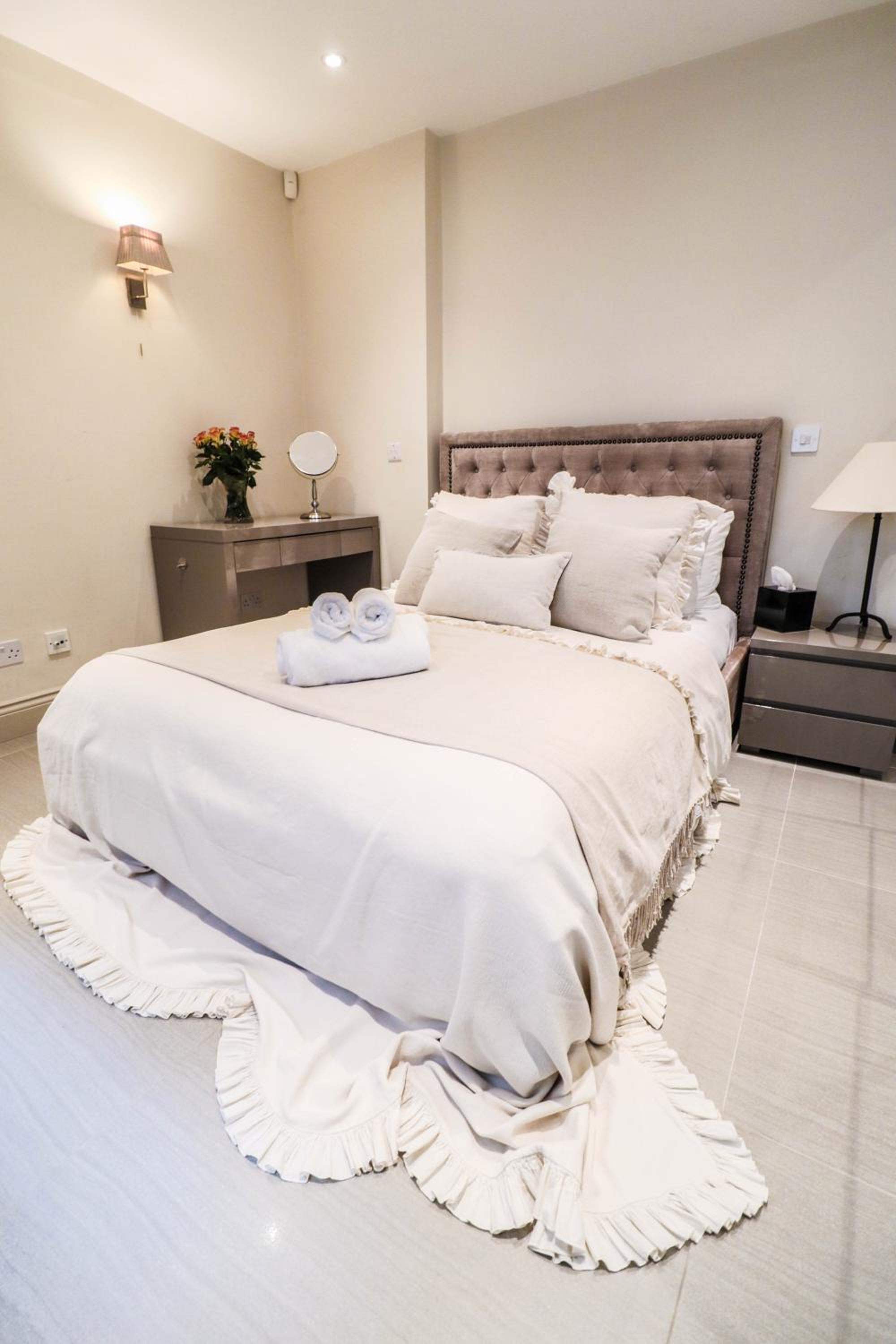 Elegant One-Bedroom! Kensington Flat with Patio