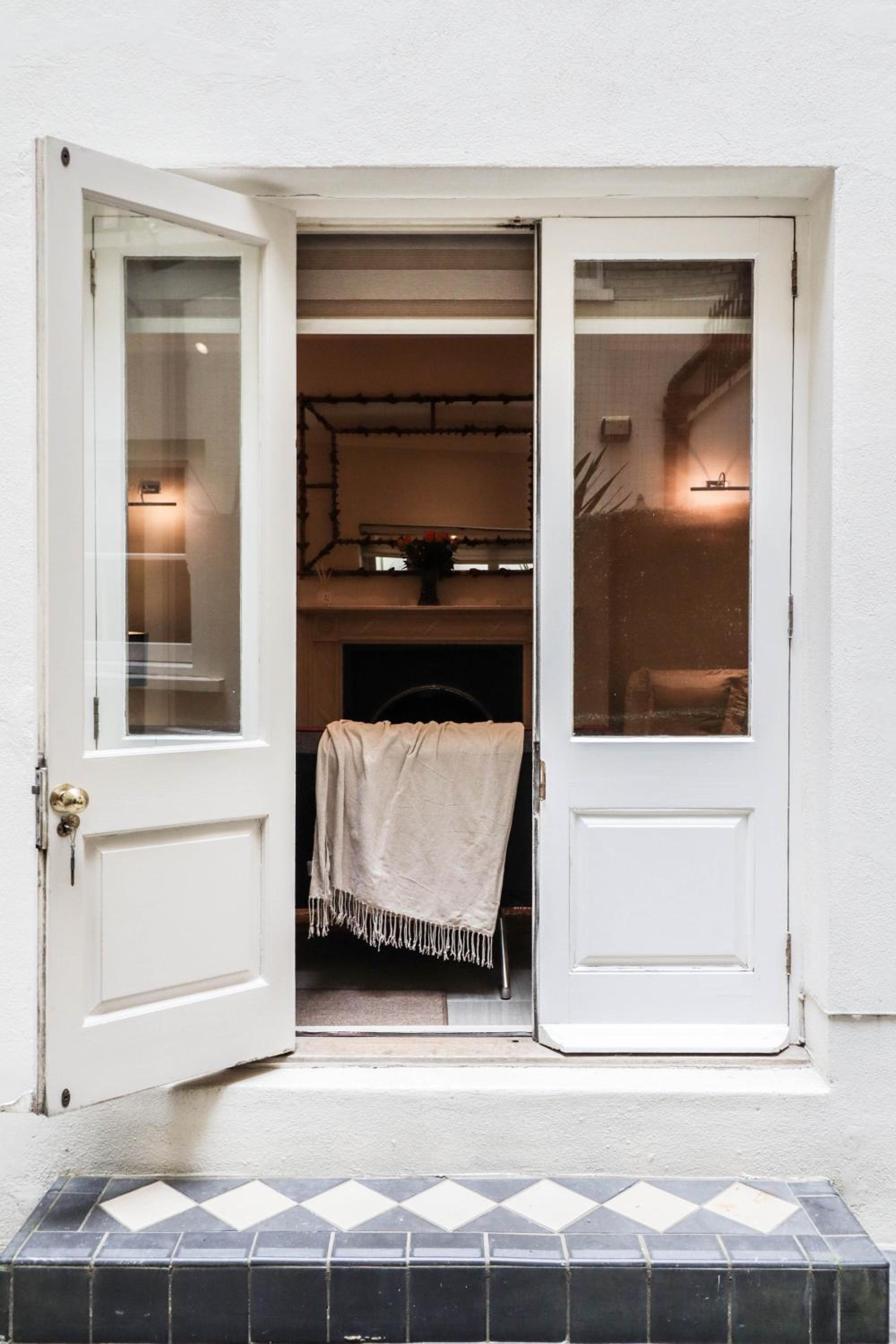 Elegant One-Bedroom! Kensington Flat with Patio