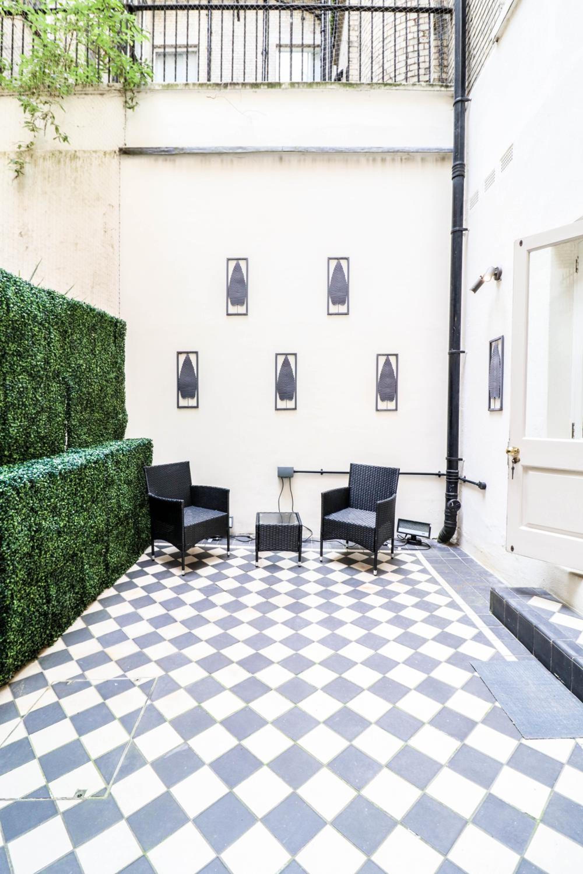 Elegant One-Bedroom! Kensington Flat with Patio