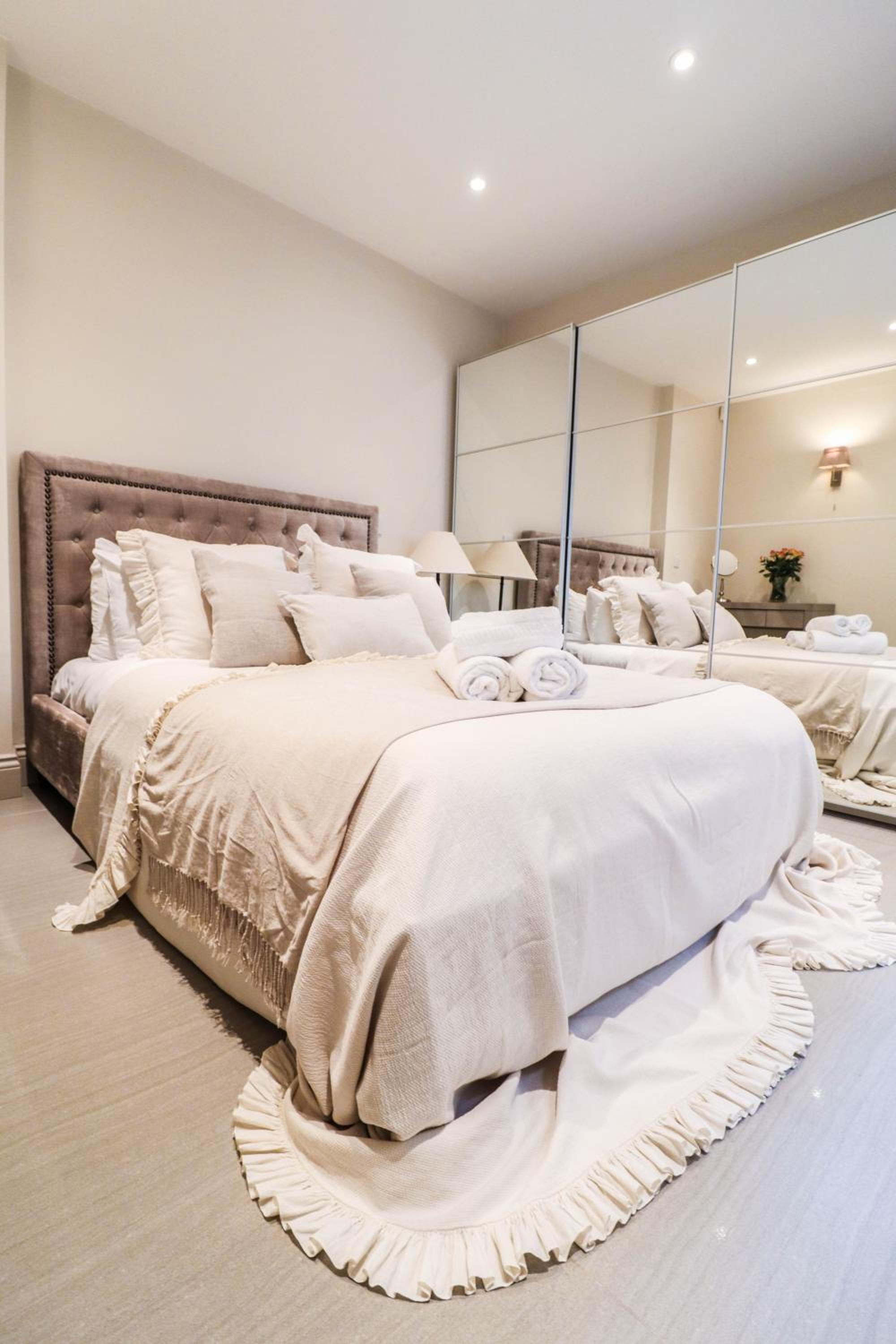 Elegant One-Bedroom! Kensington Flat with Patio