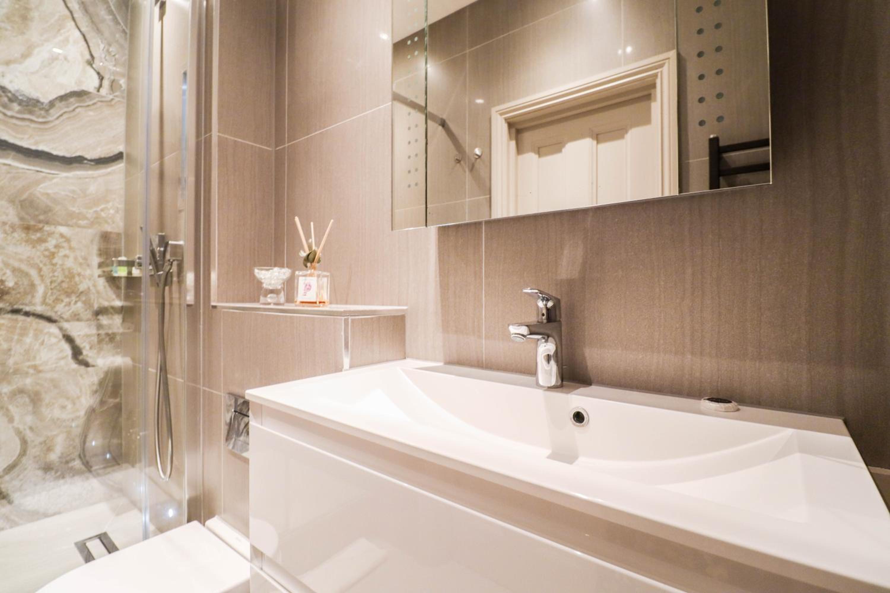 Elegant One-Bedroom! Kensington Flat with Patio