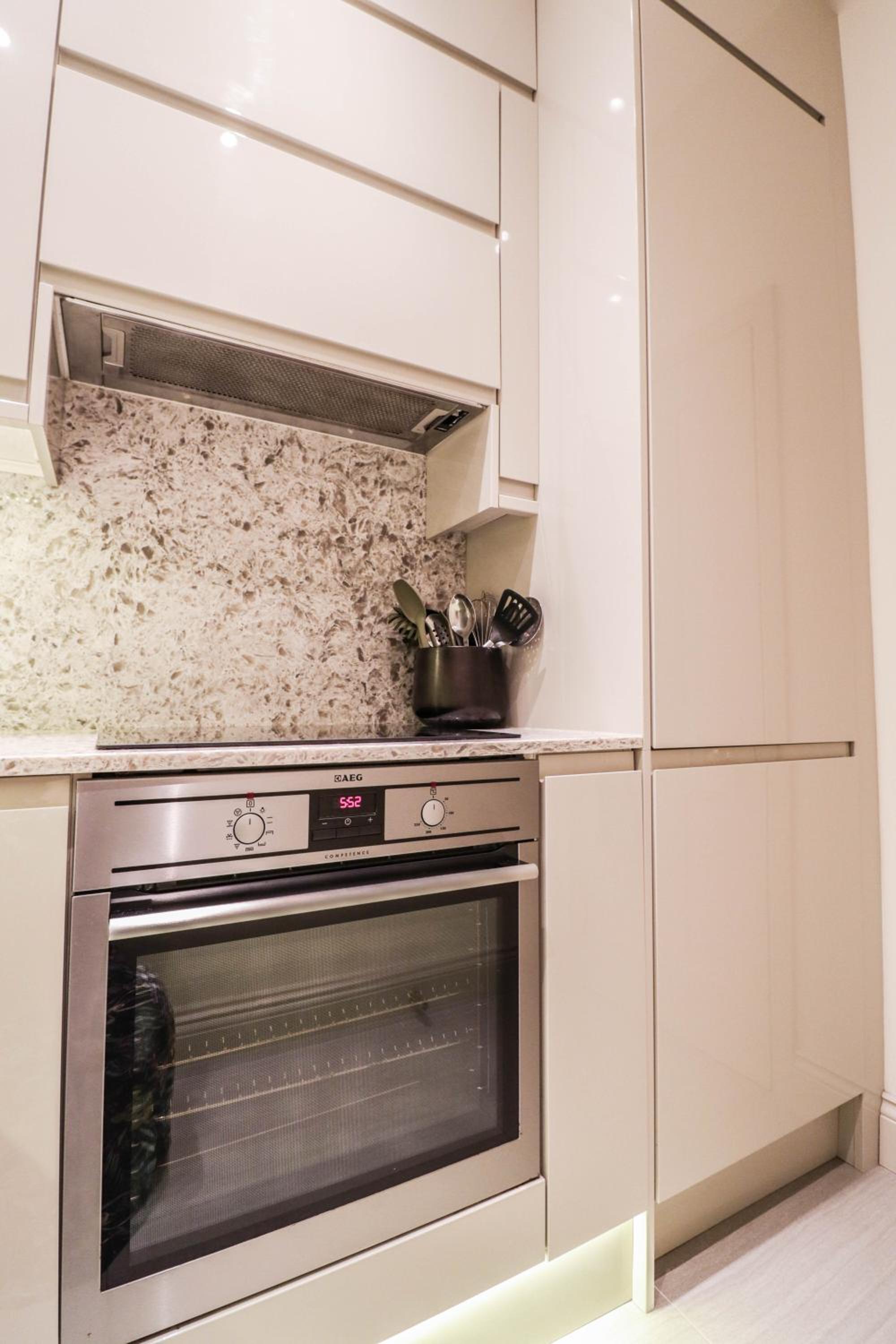 Elegant One-Bedroom! Kensington Flat with Patio