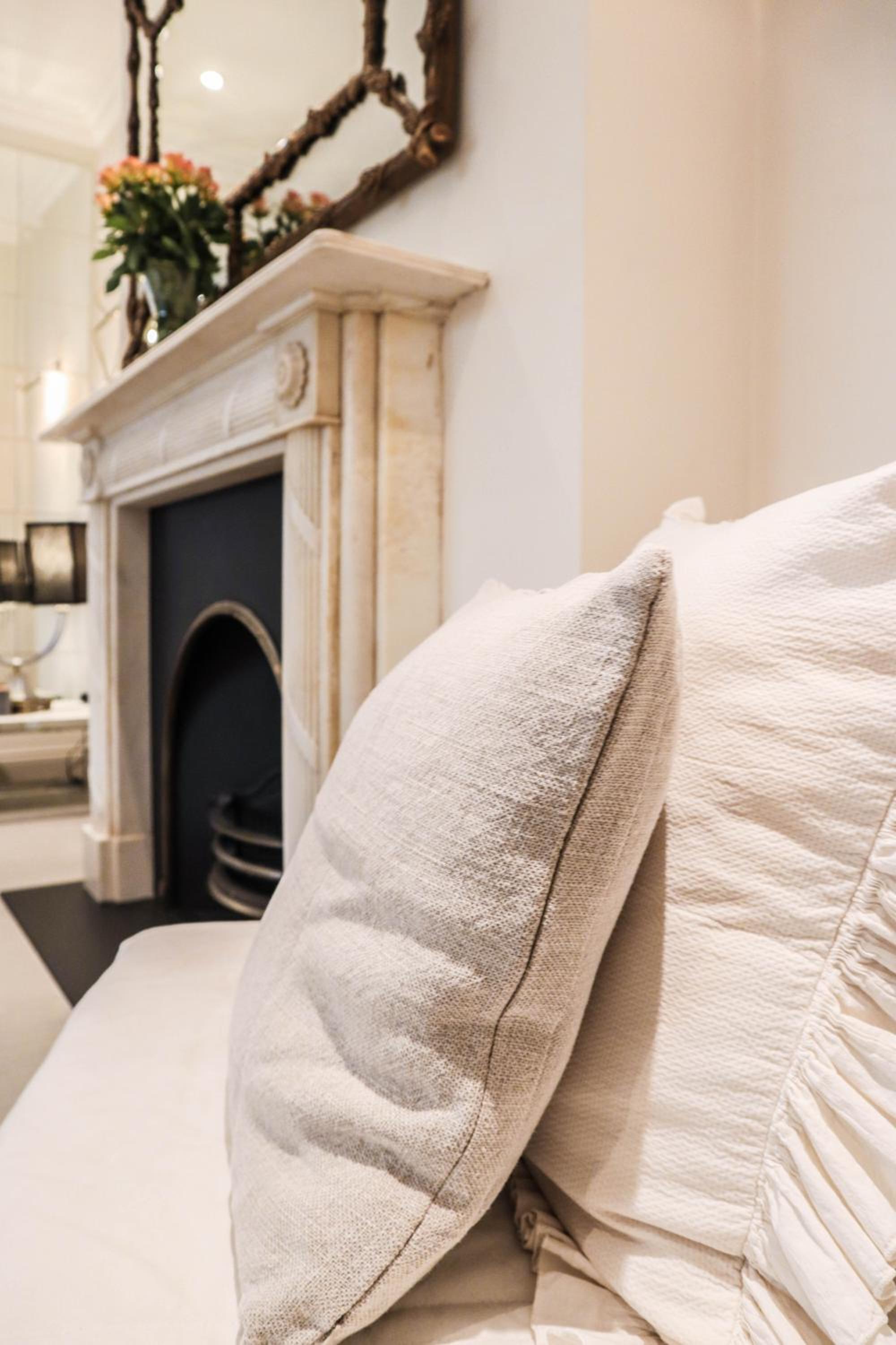 Elegant One-Bedroom! Kensington Flat with Patio